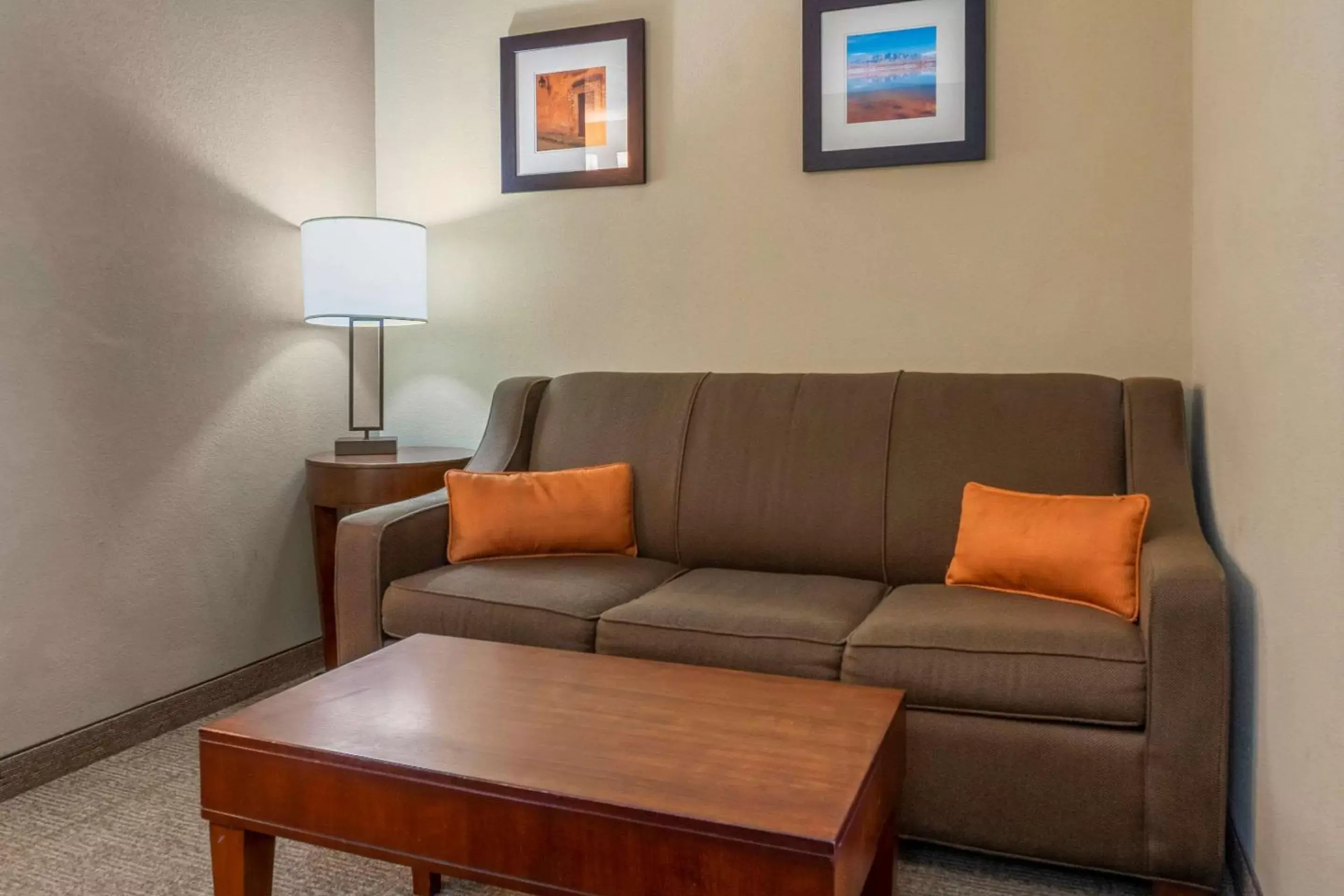 Photo of the whole room, Seating Area in Comfort Inn Albuquerque Airport