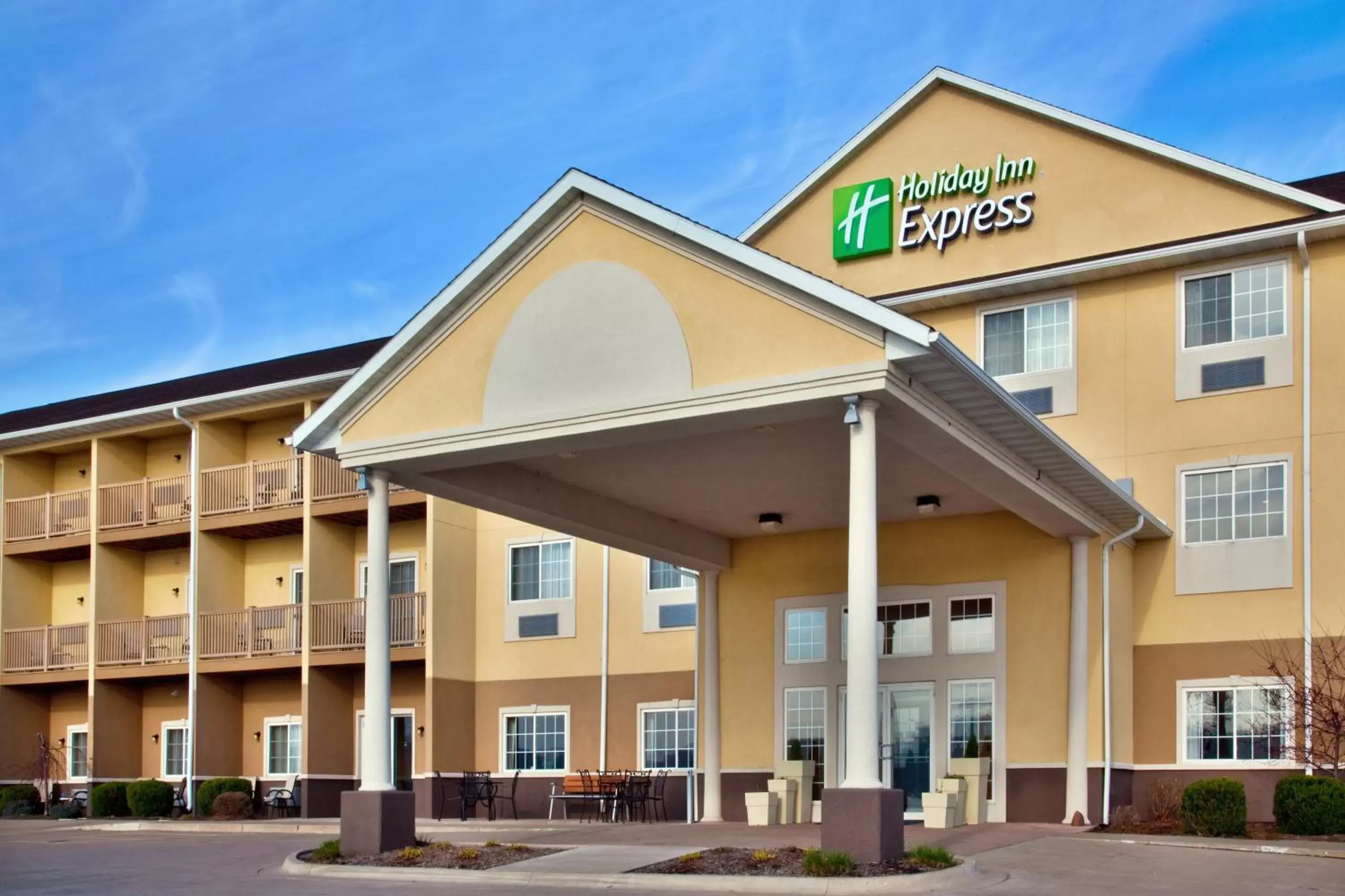 Property Building in Holiday Inn Express Le Claire Riverfront-Davenport, an IHG Hotel