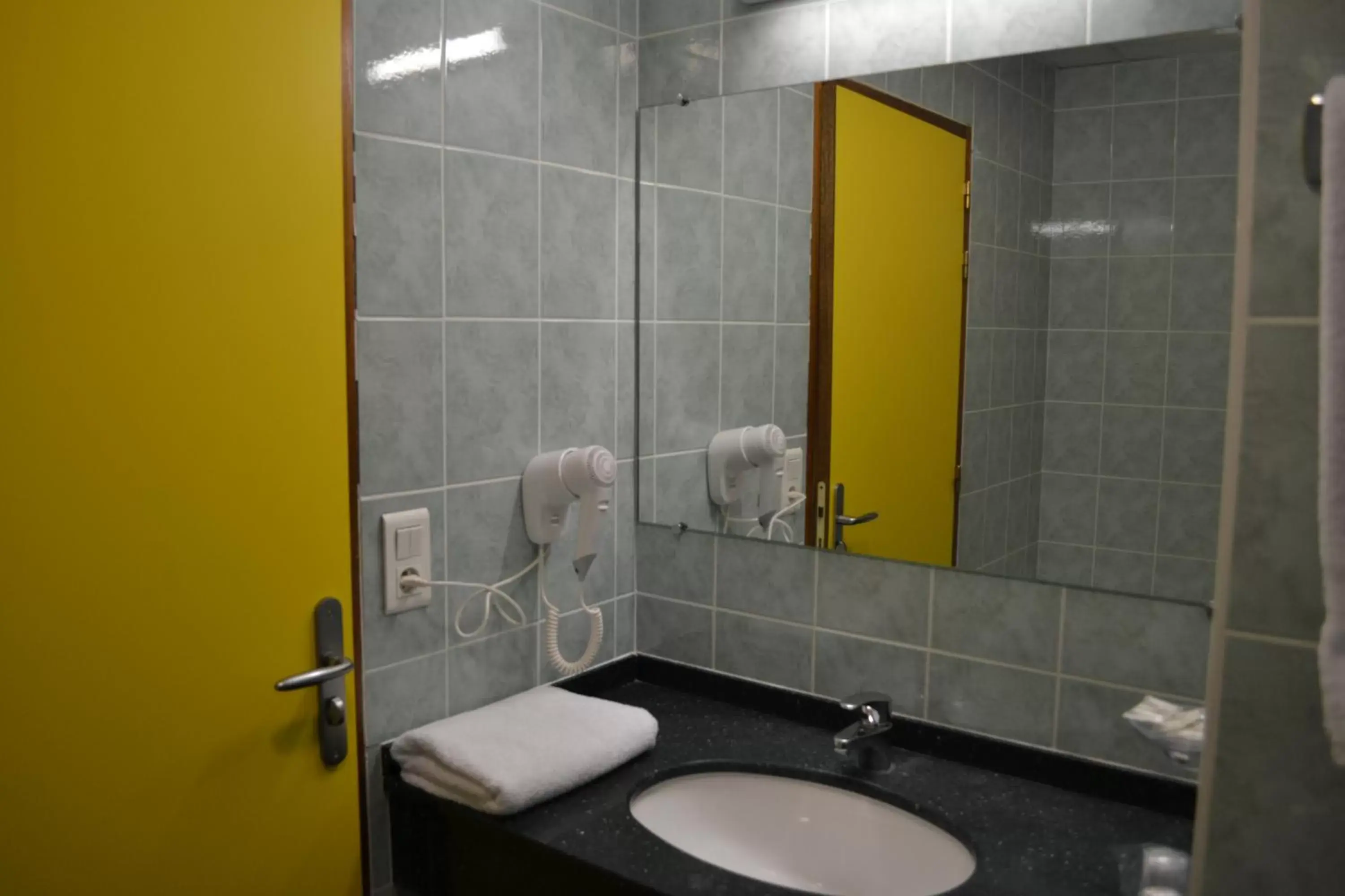 Toilet, Bathroom in Hôtel Siatel Besançon Chateaufarine