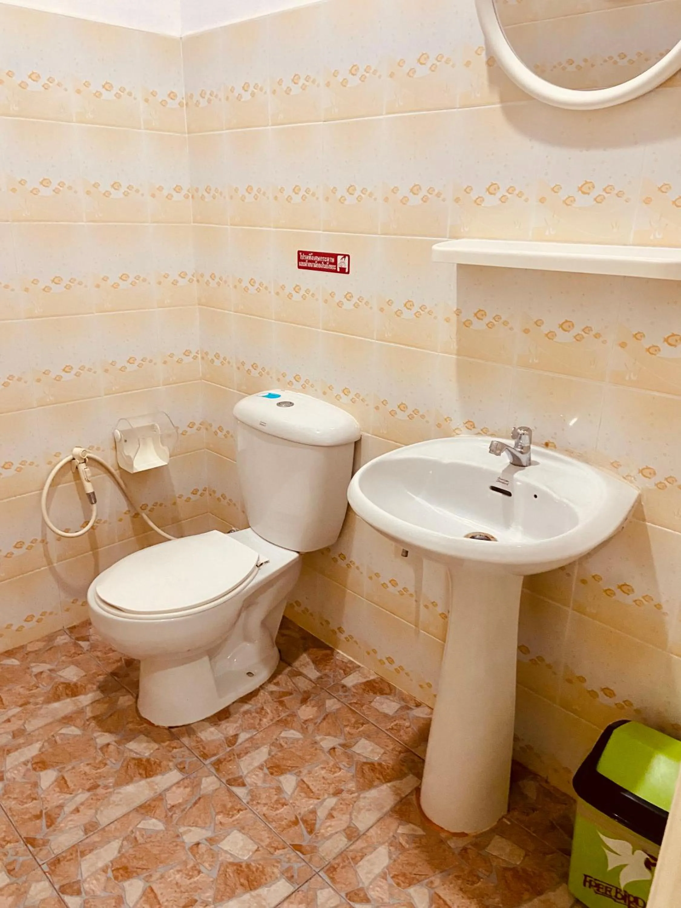 Toilet in Lanta Grand House