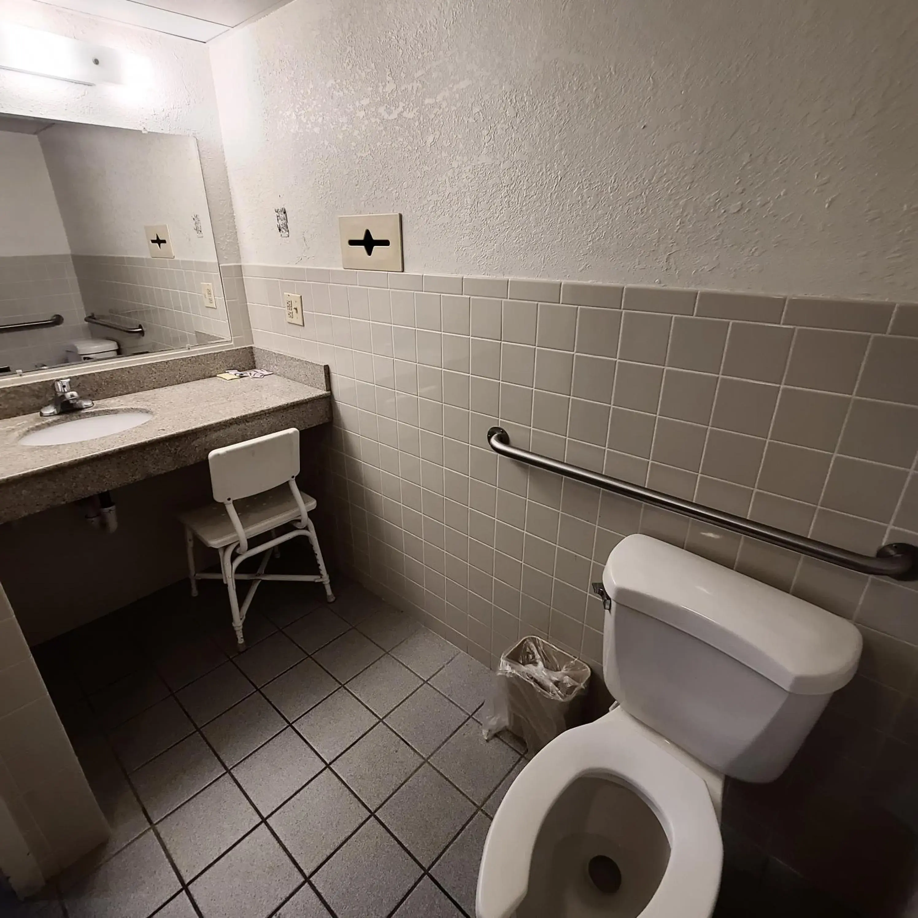 Facility for disabled guests, Bathroom in Town Inn