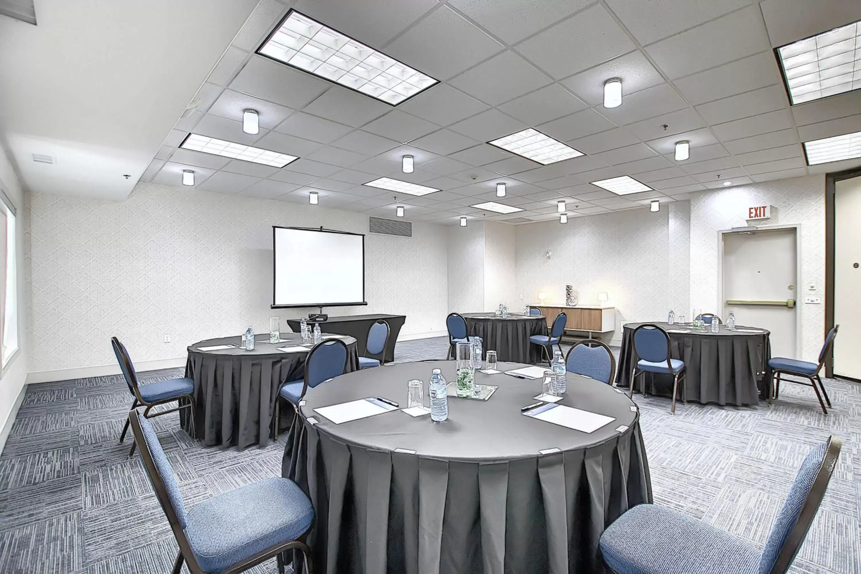 Meeting/conference room in Holiday Inn Express Airport Calgary, an IHG Hotel