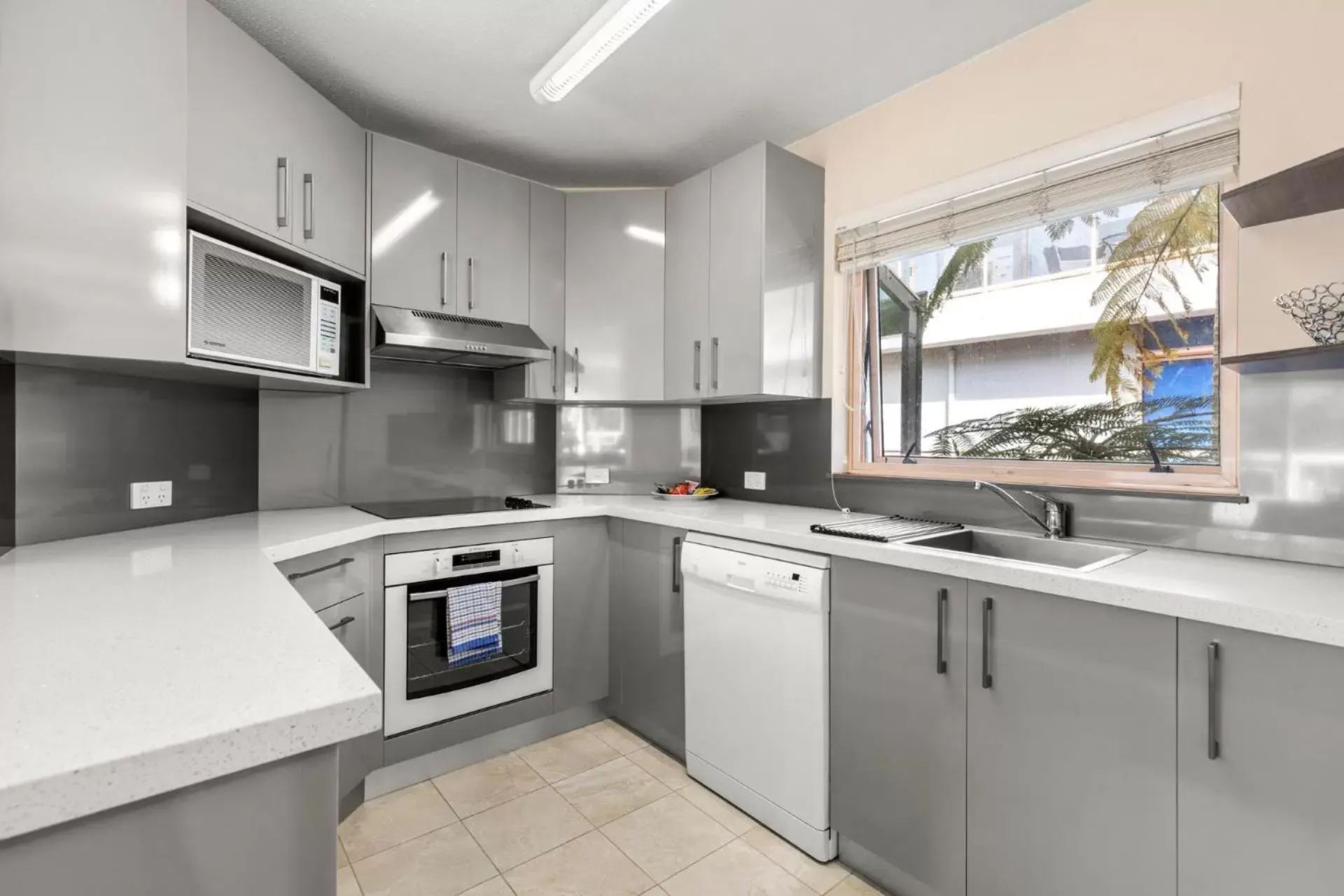 Kitchen or kitchenette, Kitchen/Kitchenette in Charlesworth Bay Beach Resort