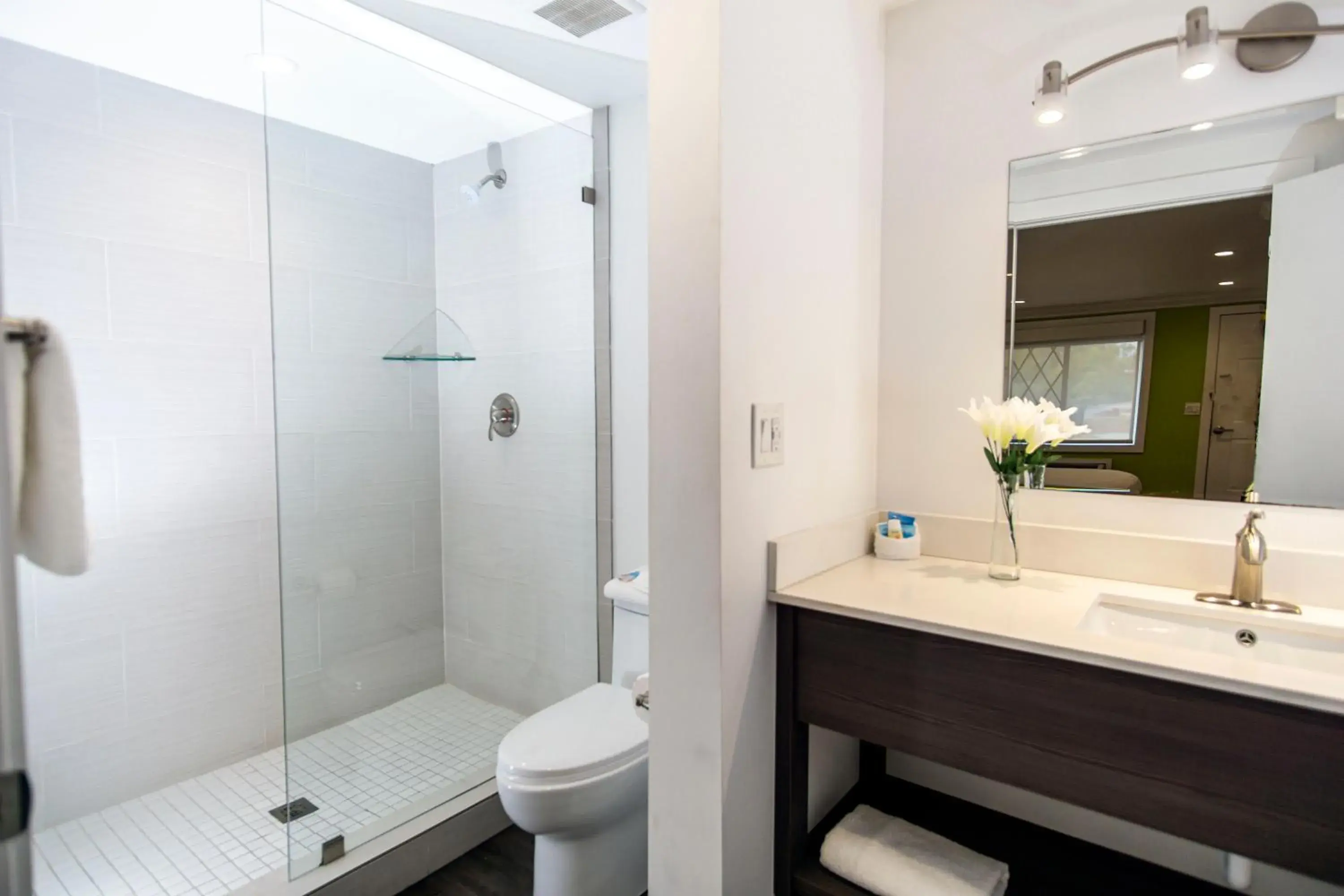 Shower, Bathroom in Spinnaker Inn of Naples