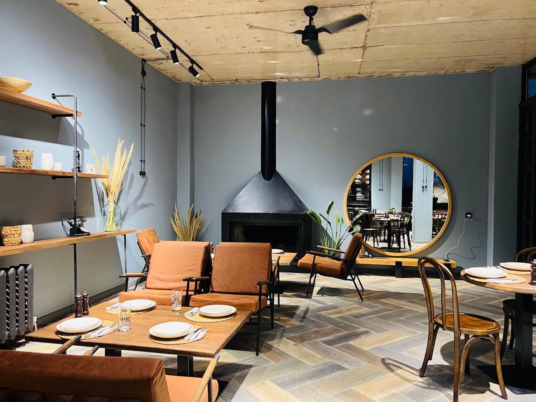 Restaurant/places to eat in Level Up Hotel & Restaurant