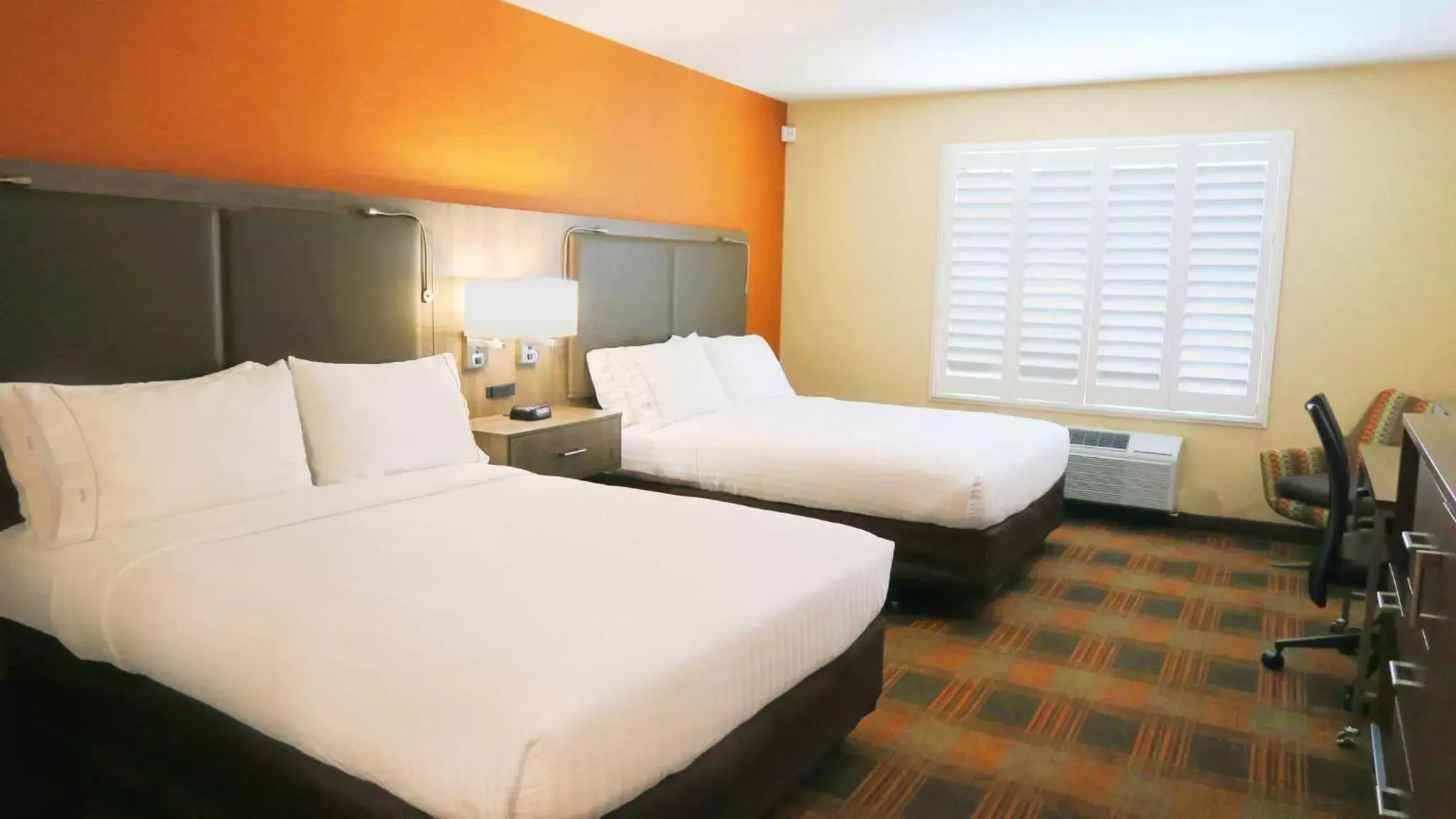 Photo of the whole room, Bed in HOLIDAY INN EXPRESS & SUITES ELK GROVE CENTRAL - HWY 99, an IHG Hotel