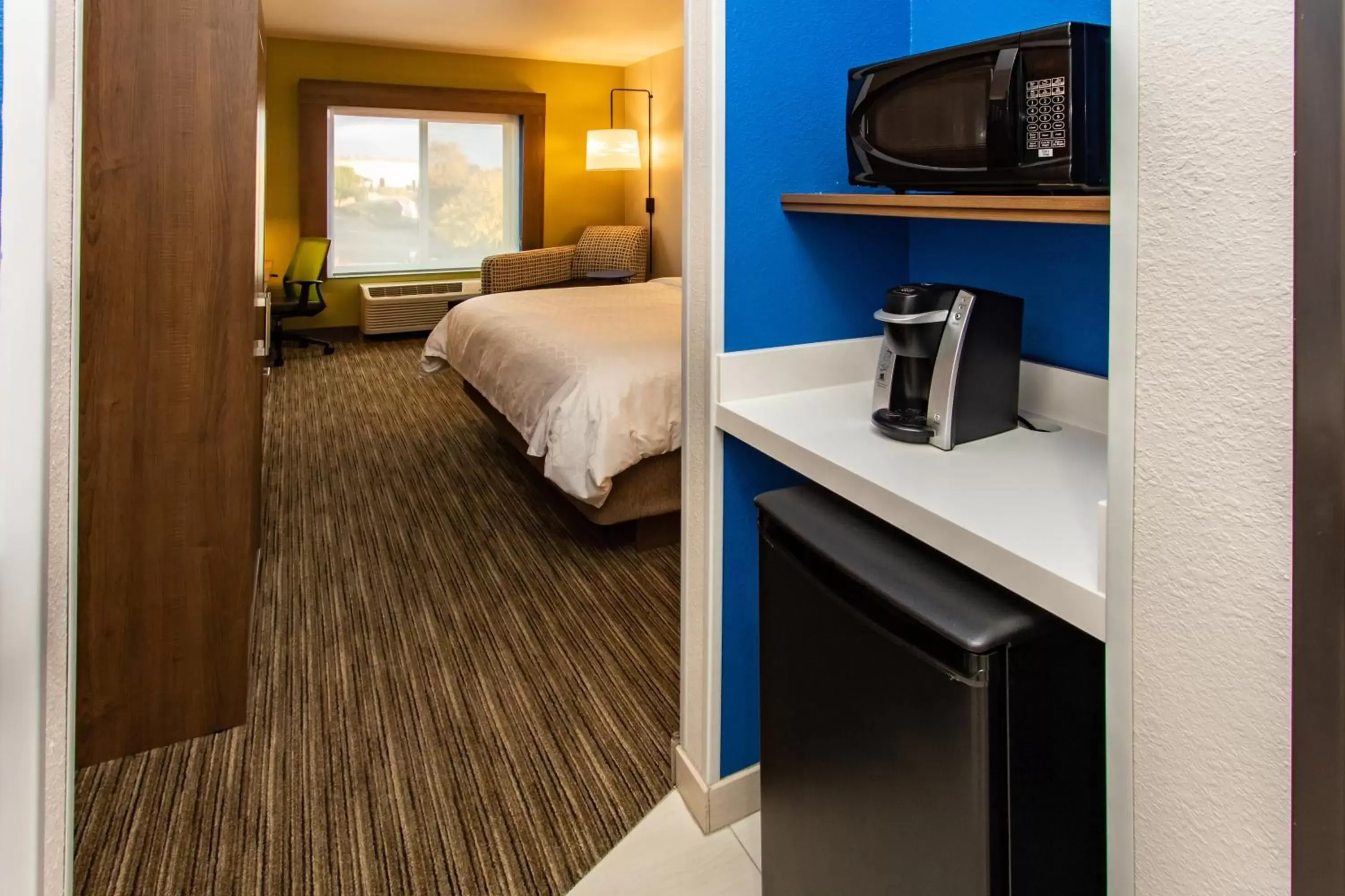 Photo of the whole room, Bed in Holiday Inn Express Hotel & Suites Roseville - Galleria Area, an IHG Hotel