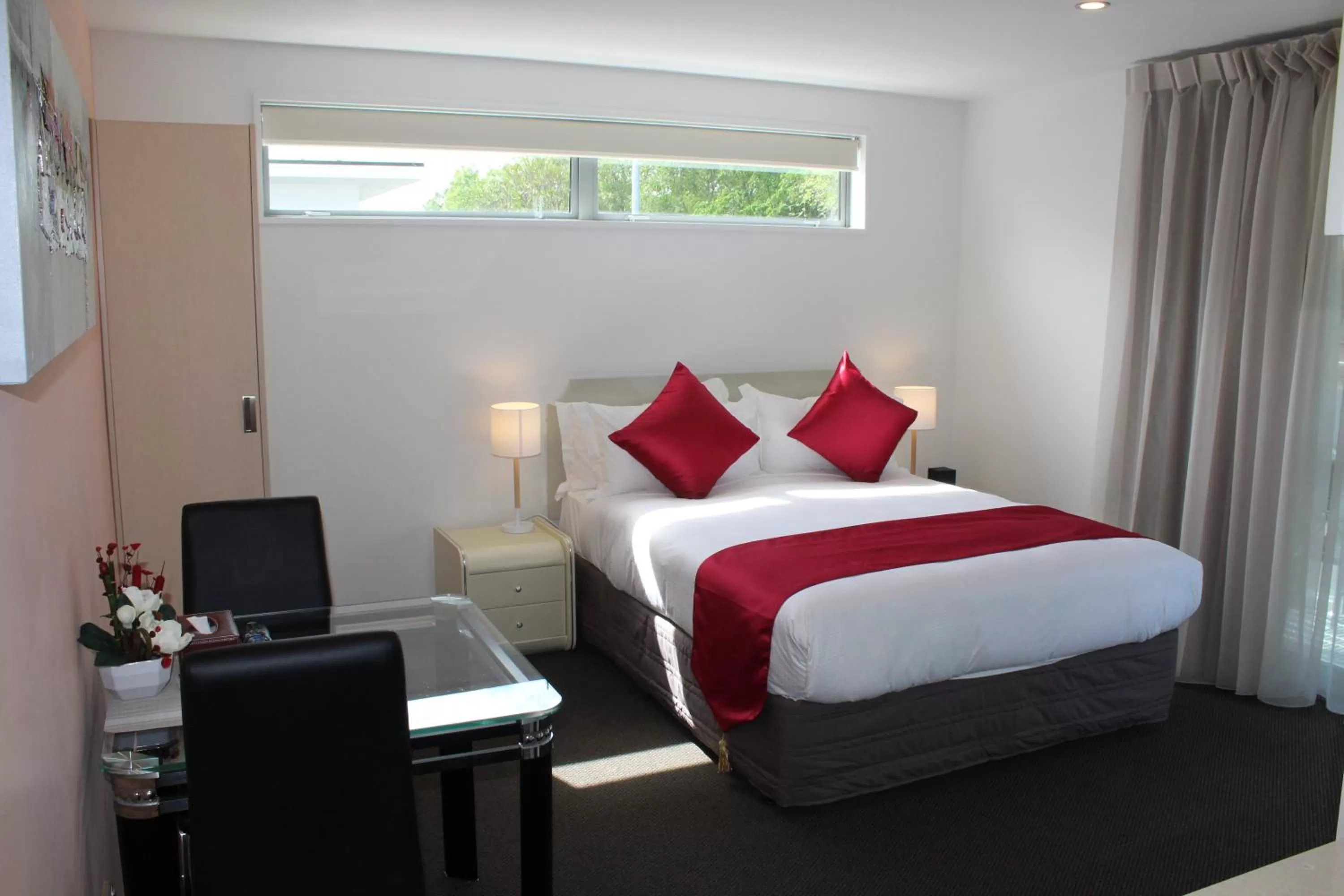 Bed in Bealey Plaza Motel