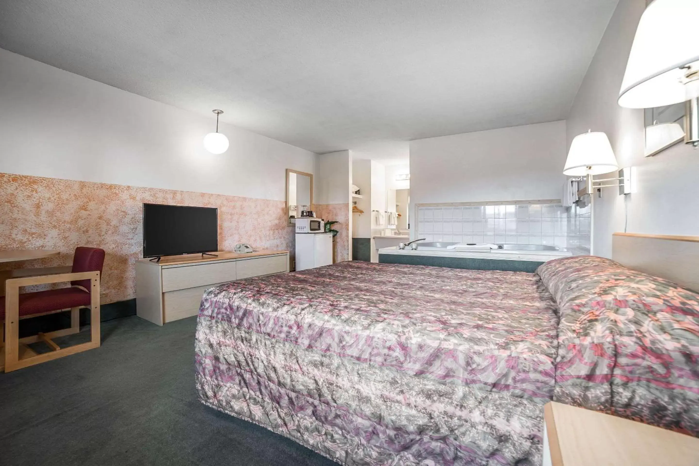 Photo of the whole room, Bed in Rodeway Inn Boardman - Hermiston