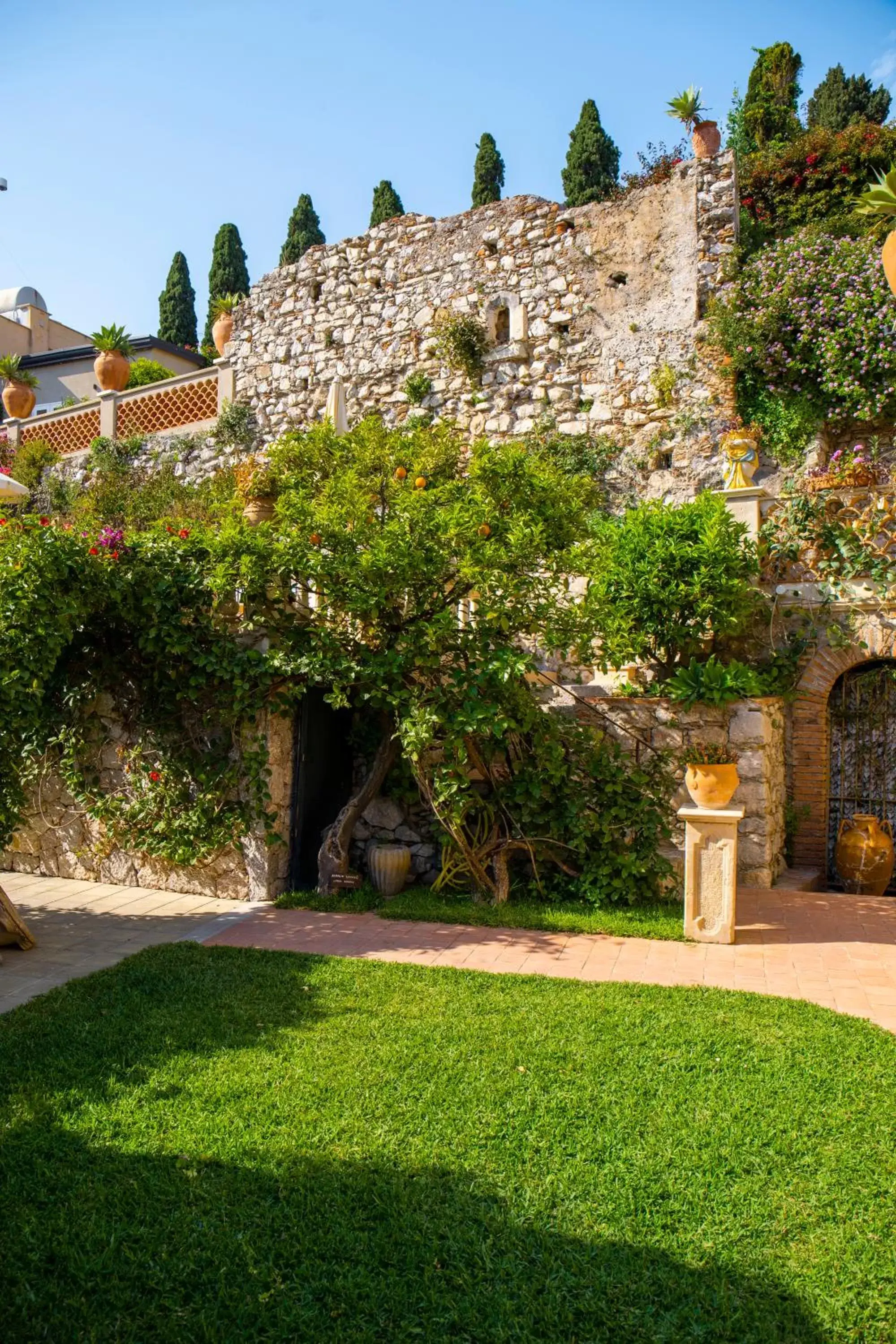 Garden, Property Building in Hotel Villa Taormina