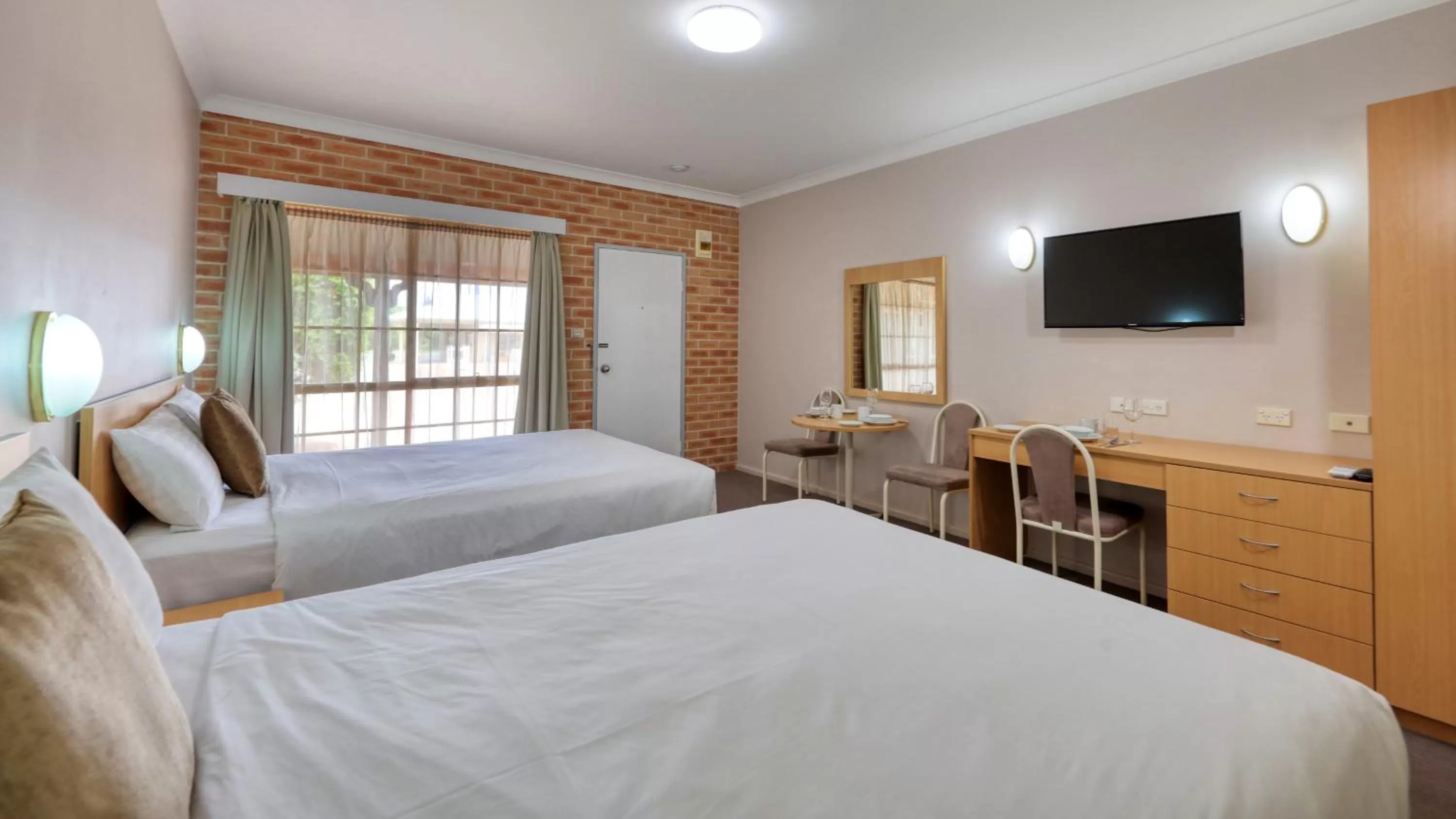 TV and multimedia, Bed in Country Gardens Motor Inn