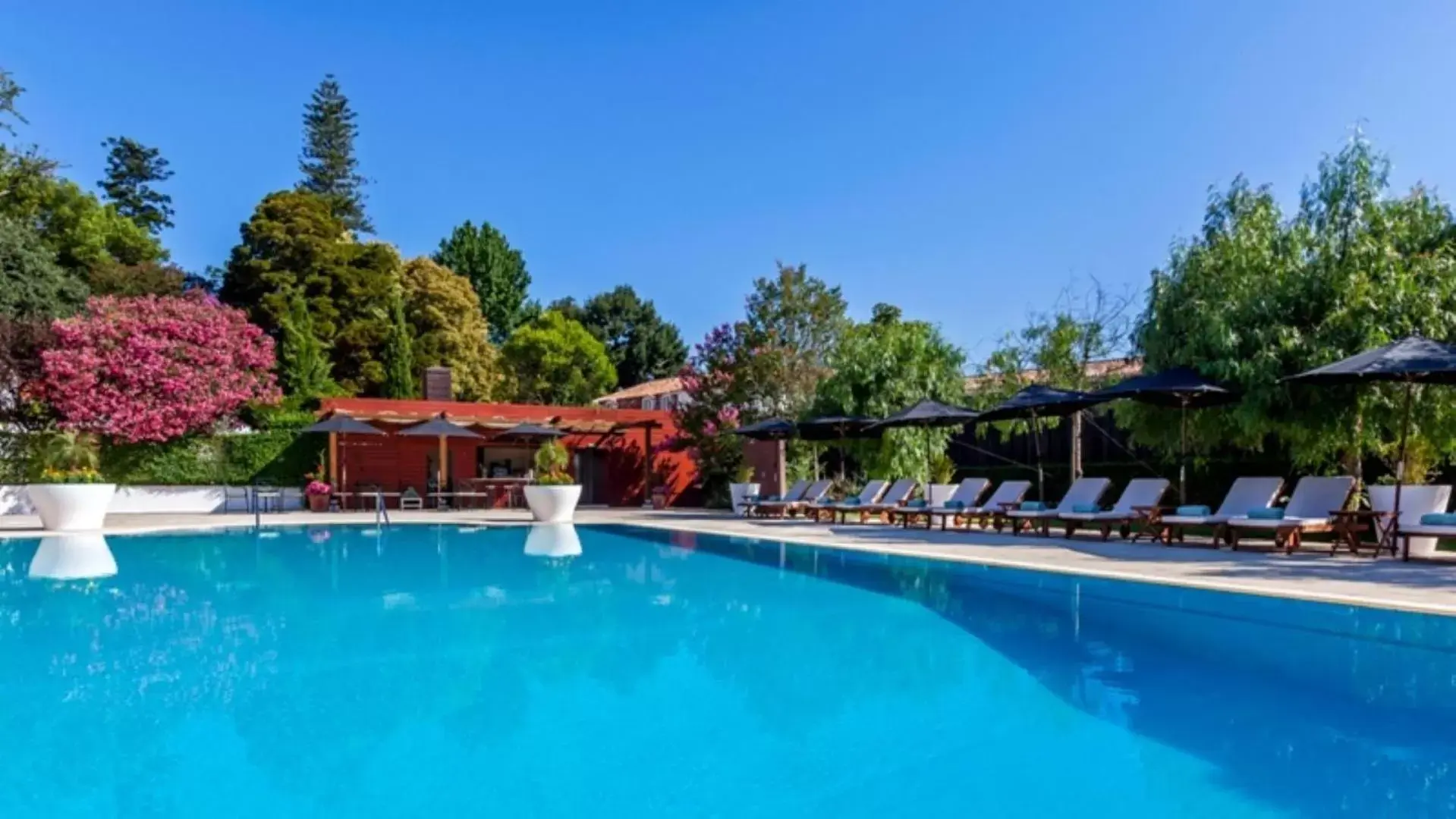 Swimming pool in Hotel Quinta das Lagrimas - Small Luxury Hotels Swimming pool in Hotel Quinta das Lagrimas - Small Luxury Hotels