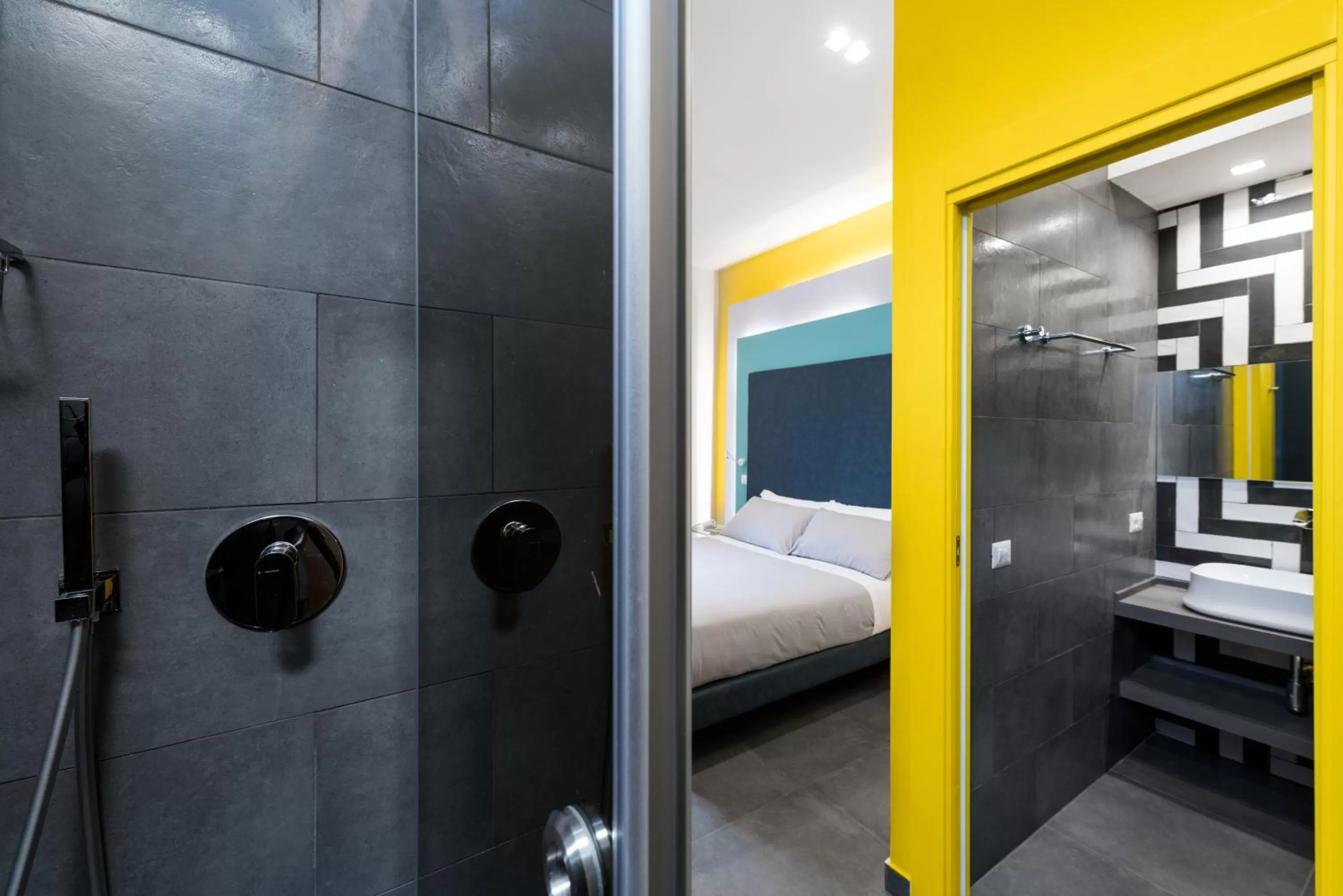 Bed in Circle in the Square