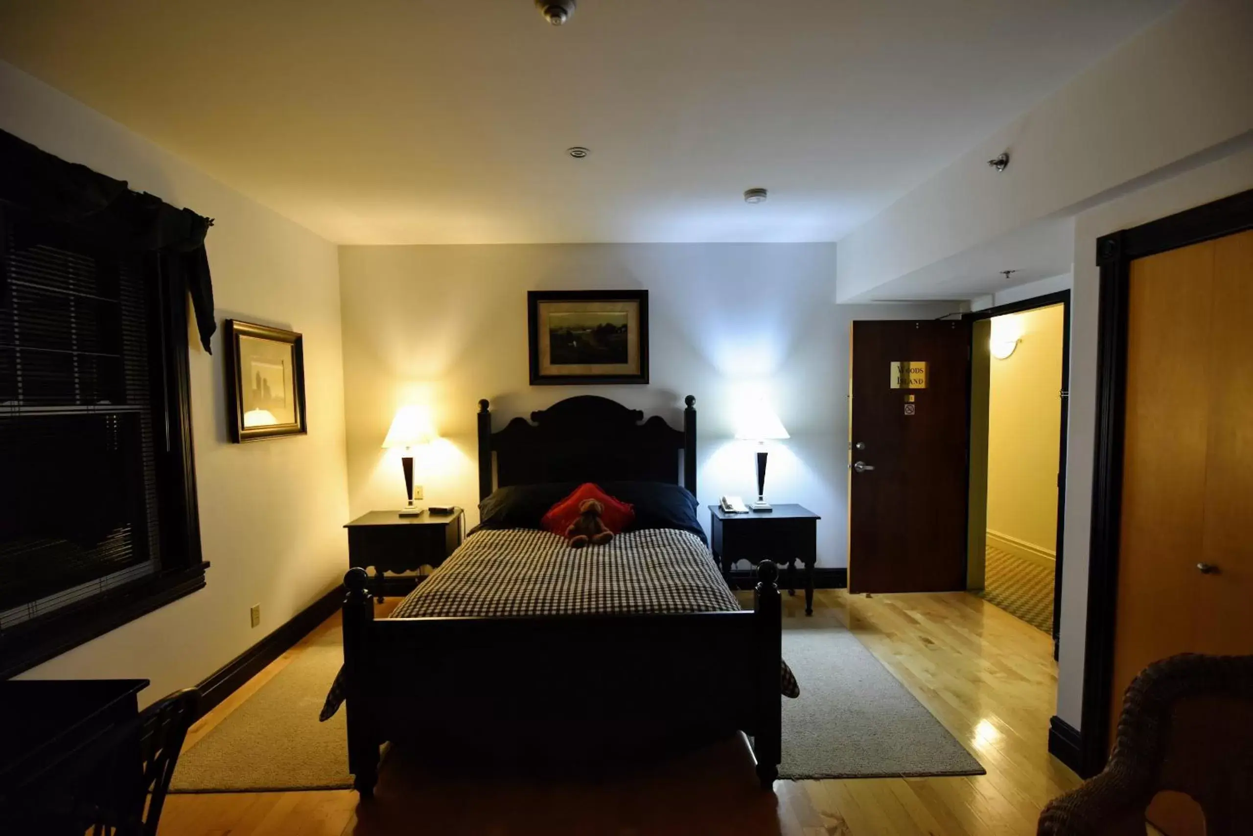 Bedroom, Bed in Burleigh Falls Inn