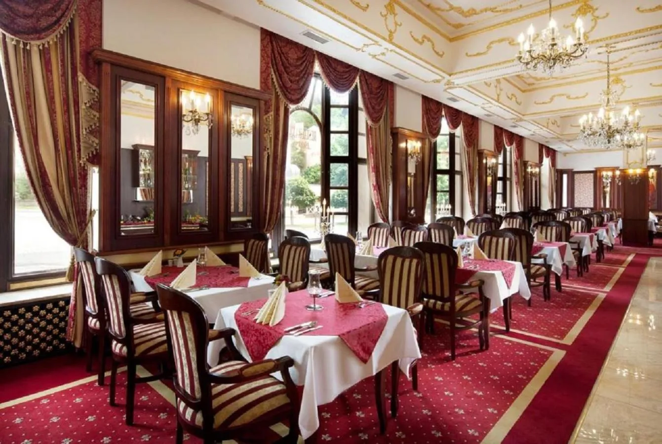 Restaurant/places to eat in Hotel Excelsior