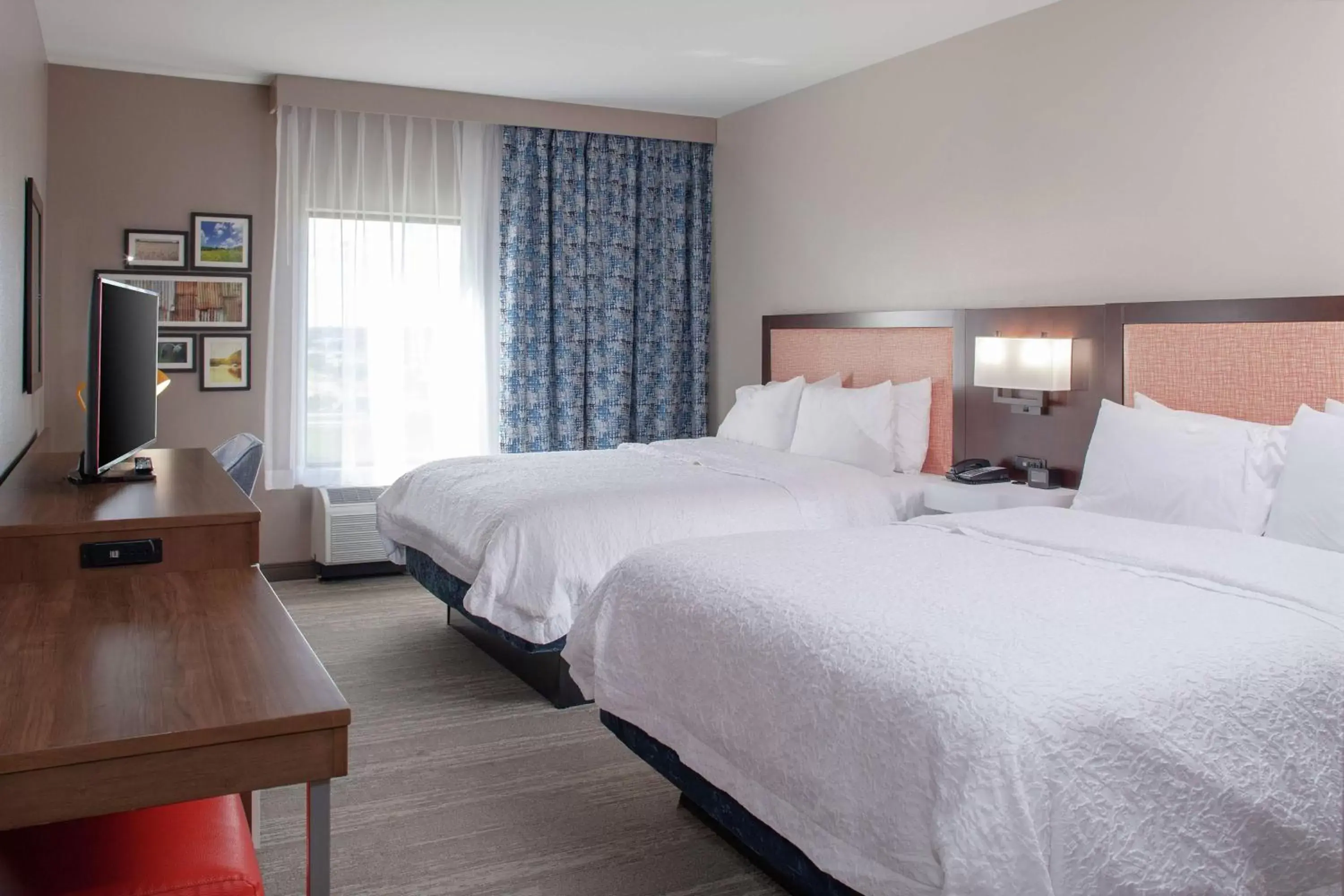 Bedroom, Bed in Hampton Inn & Suites Overland Park South