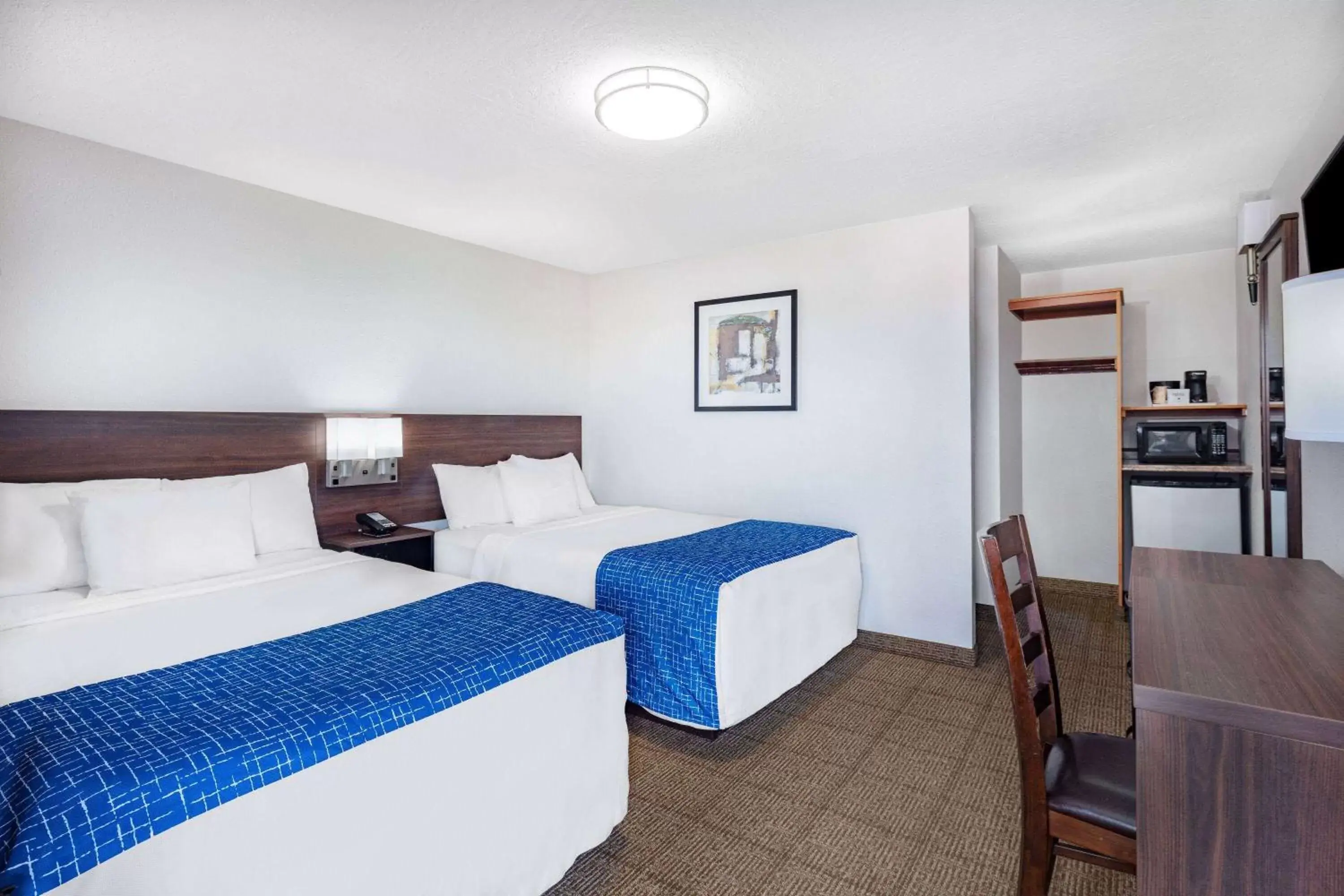 Photo of the whole room, Bed in Travelodge by Wyndham Newport