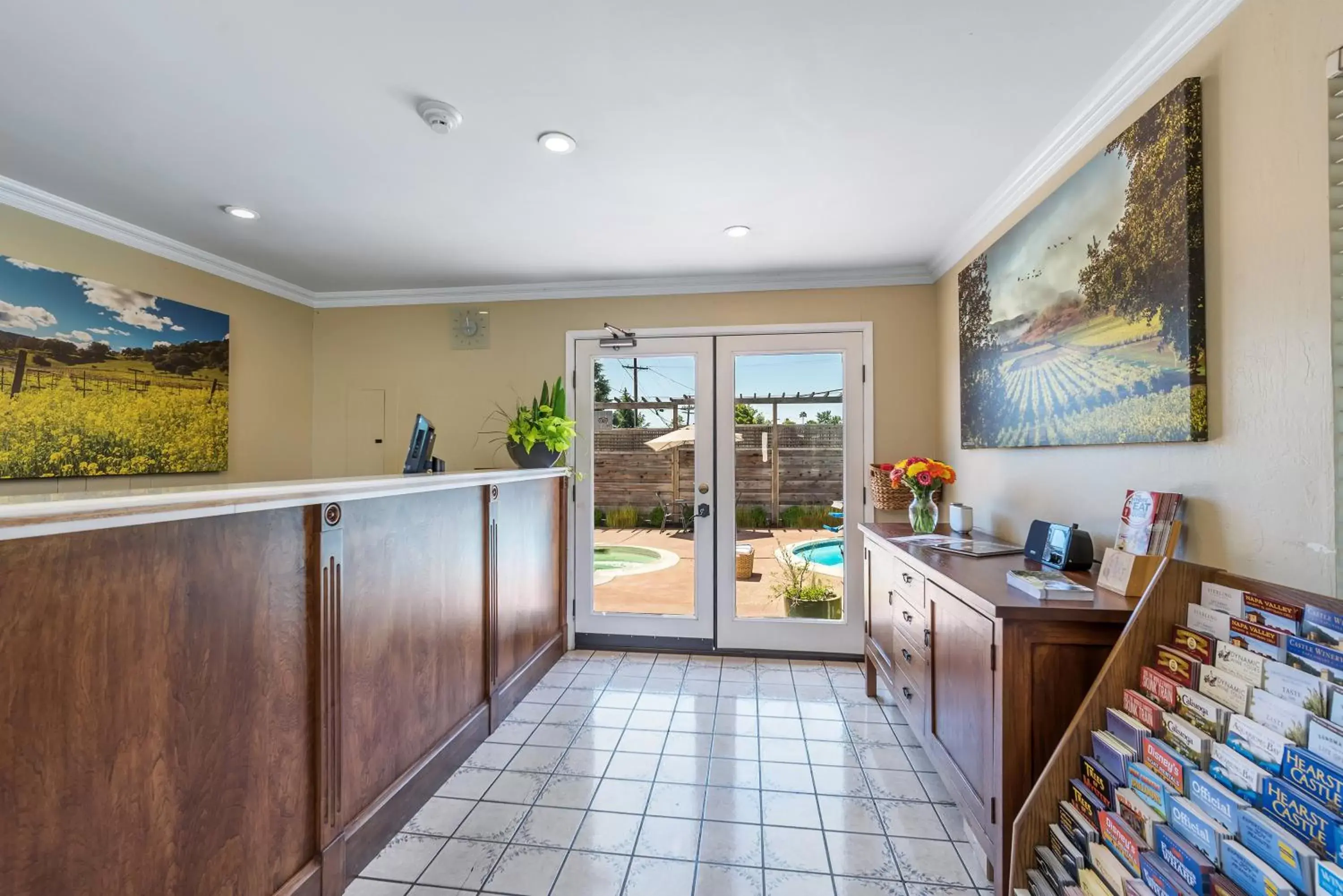 Lobby or reception, Kitchen/Kitchenette in Chablis Inn