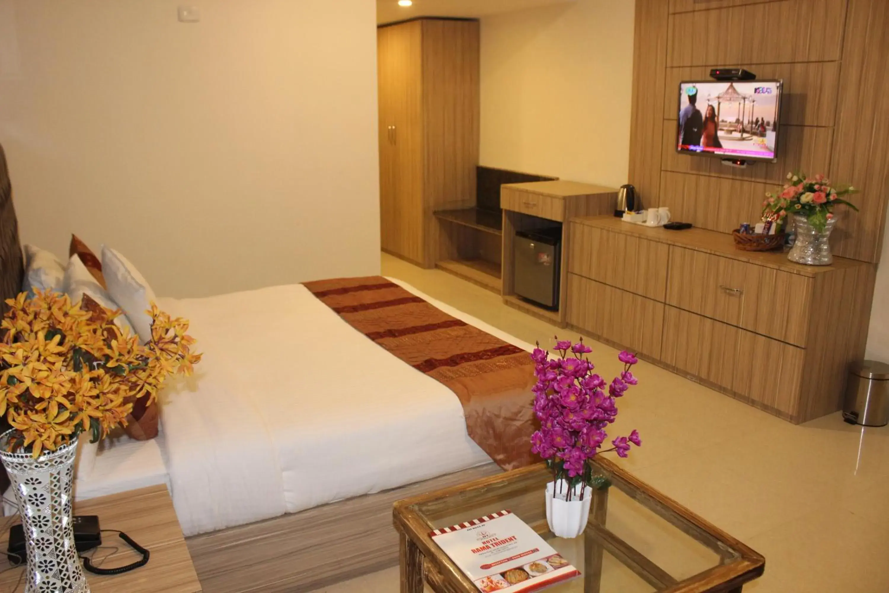 Coffee/tea facilities, Bed in Hotel Rama Trident