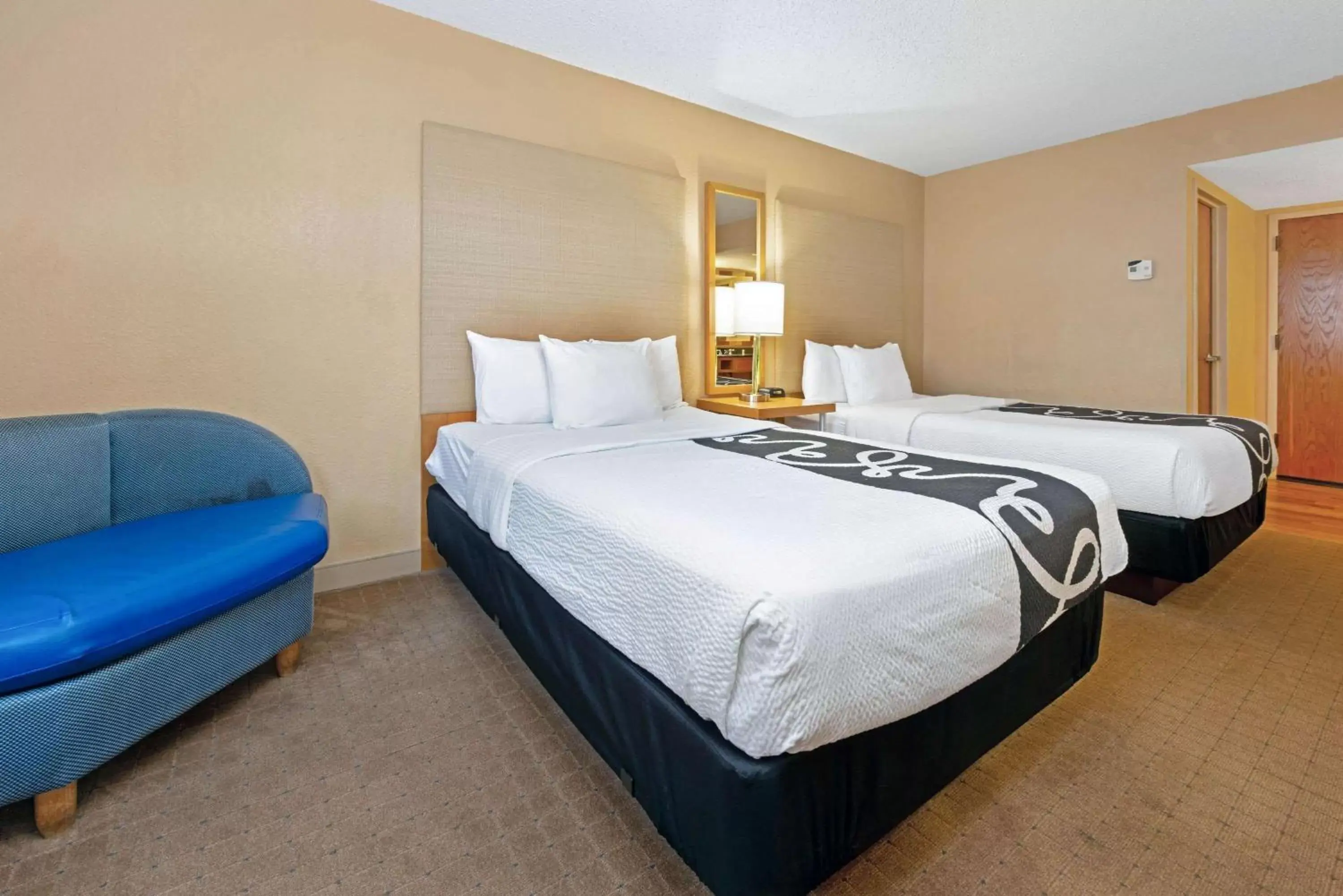 Photo of the whole room, Bed in La Quinta by Wyndham Coral Springs South