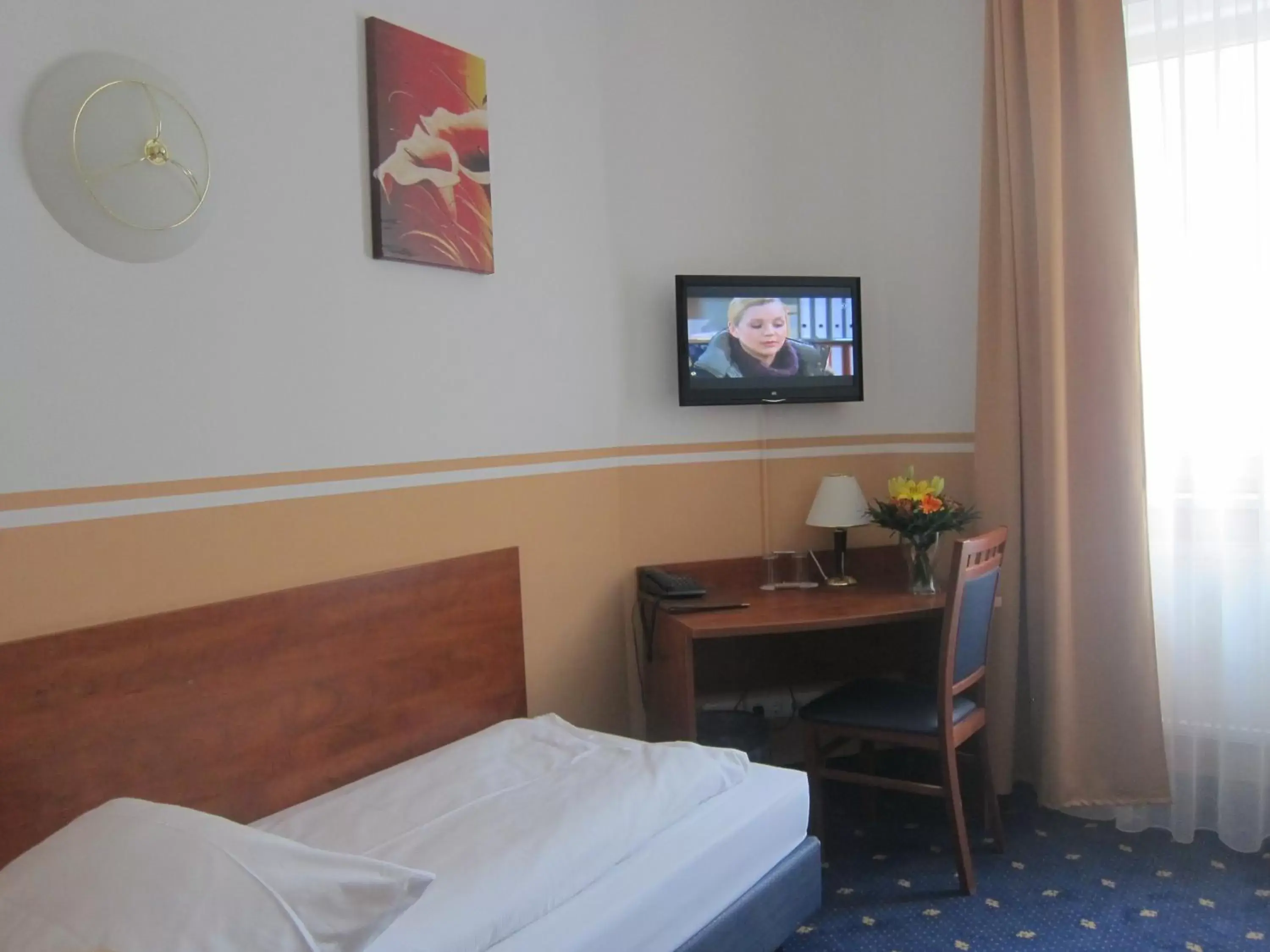 TV and multimedia, Bed in Hotel Atrium Charlottenburg