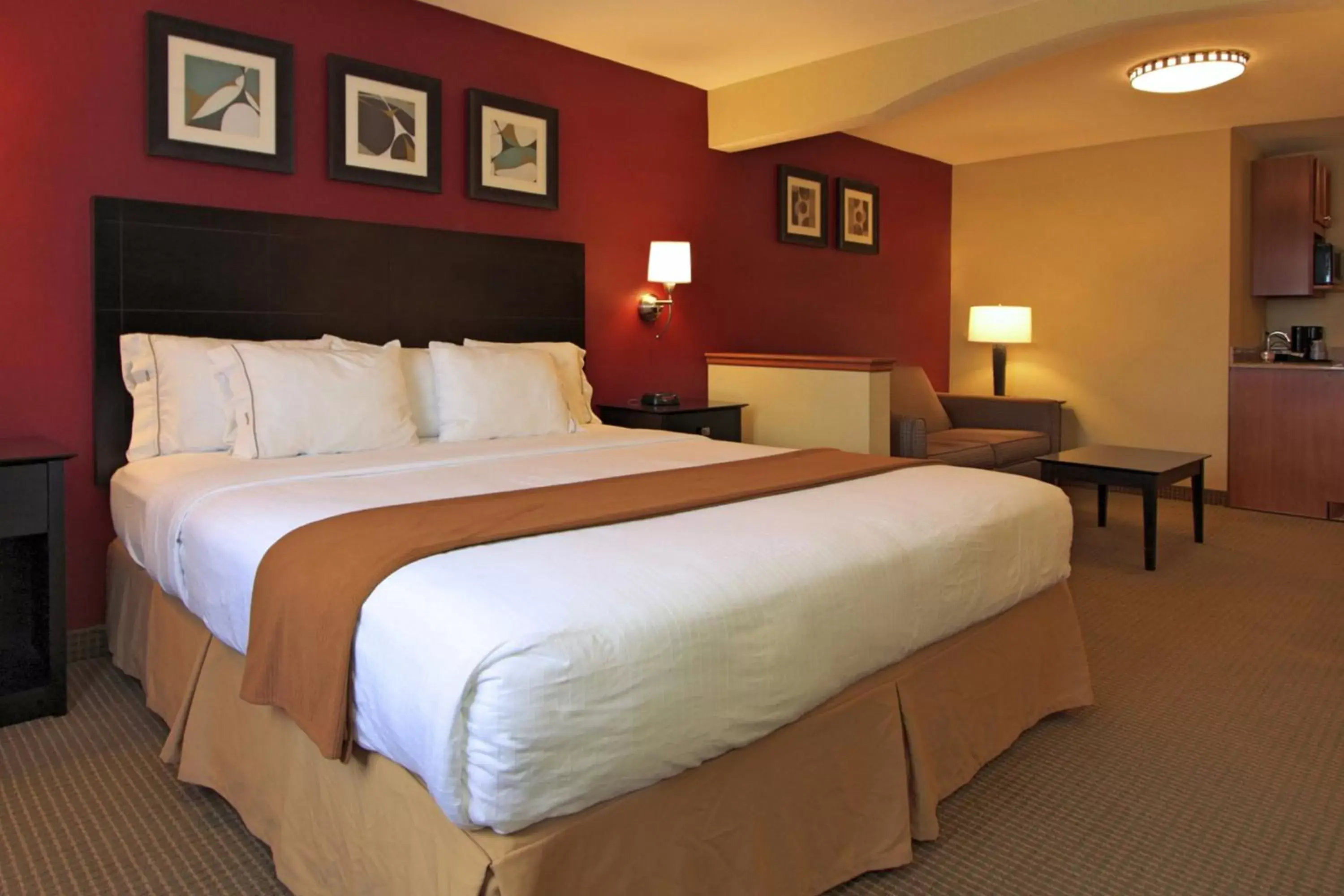 Photo of the whole room, Bed in Holiday Inn Express Hotel & Suites Defiance, an IHG Hotel