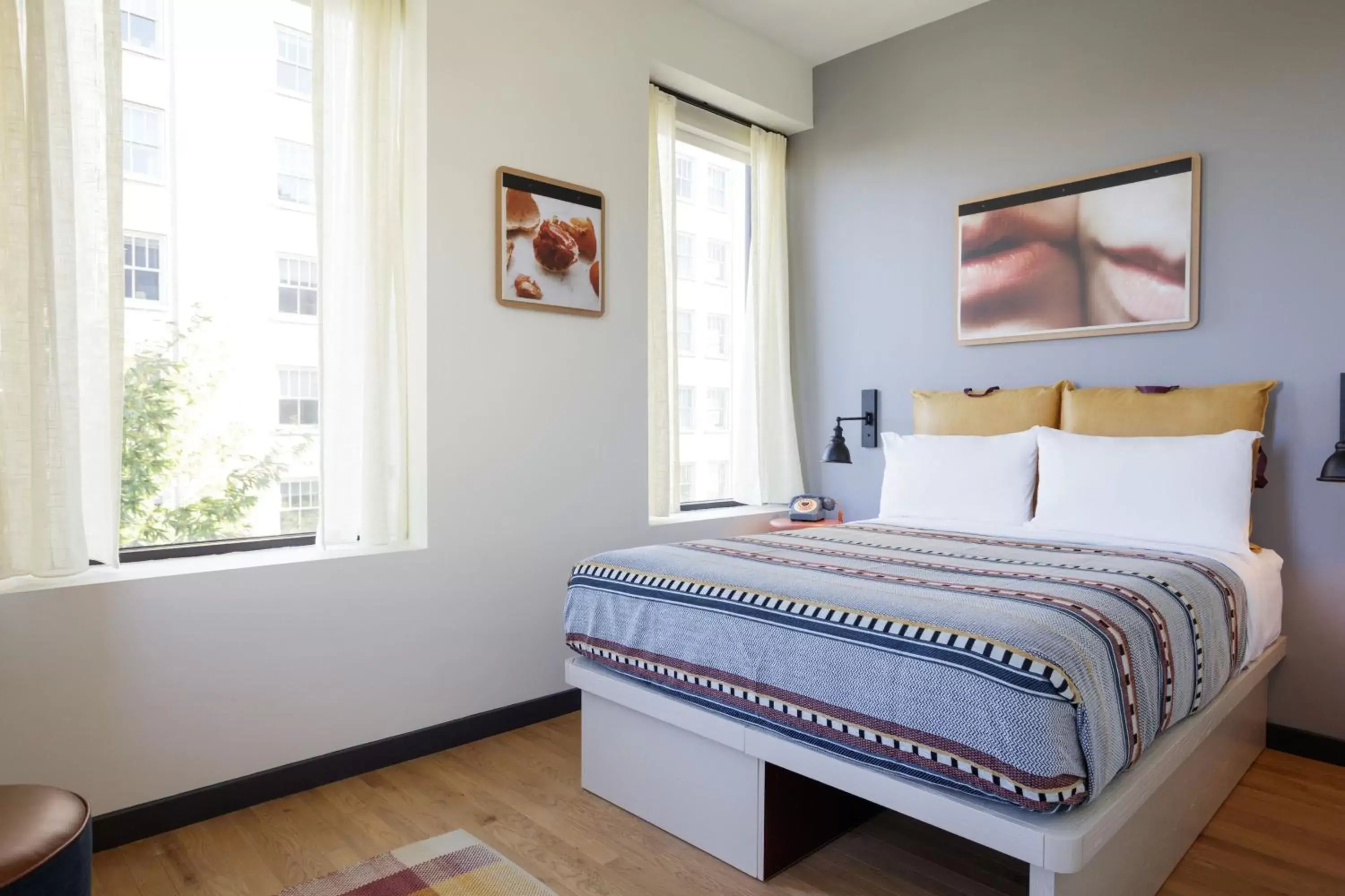 Photo of the whole room, Bed in Moxy Richmond Downtown