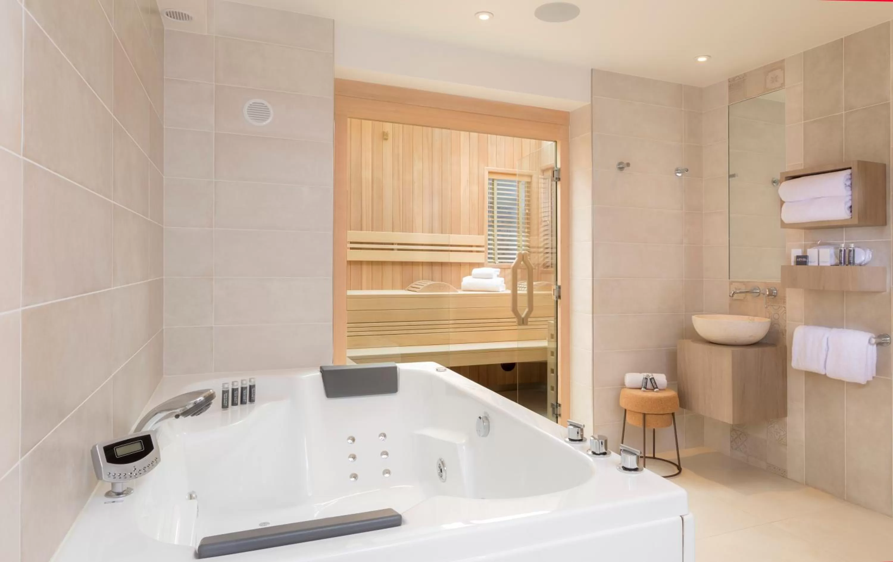 Hot Tub in Hotel Du Cadran