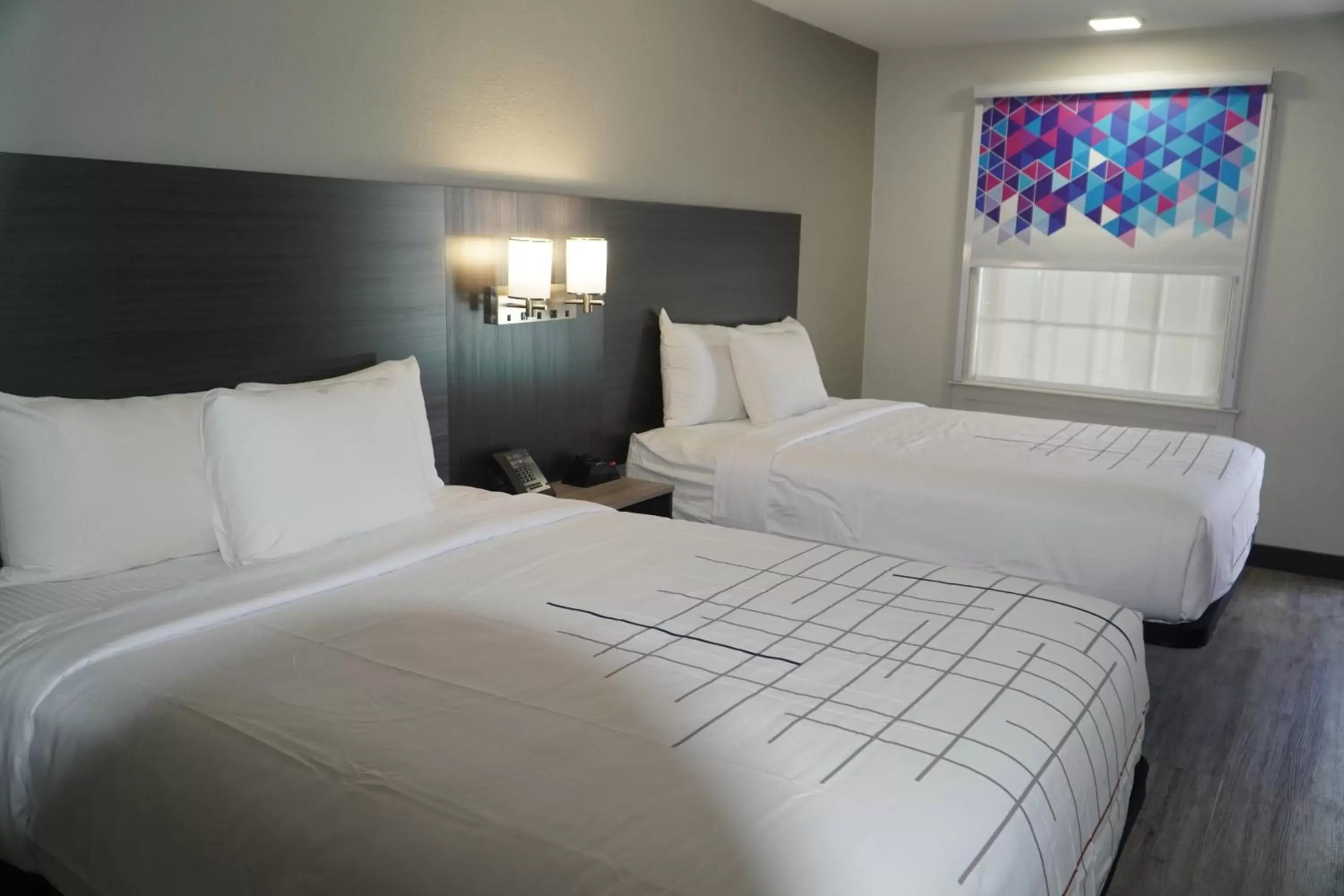 Bed in La Quinta Inn by Wyndham Dallas Uptown