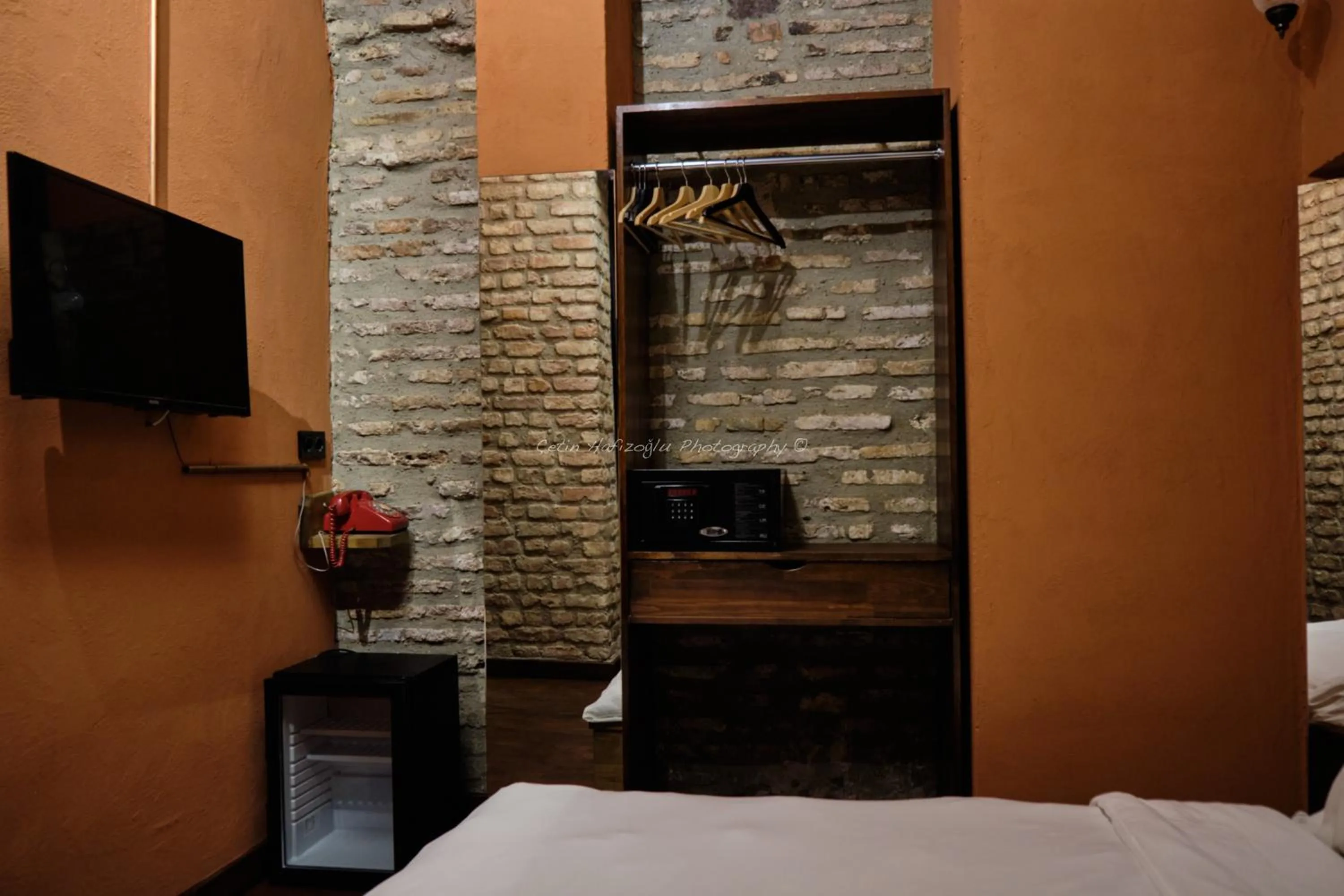 TV and multimedia, TV/Entertainment Center in Roya Rooms