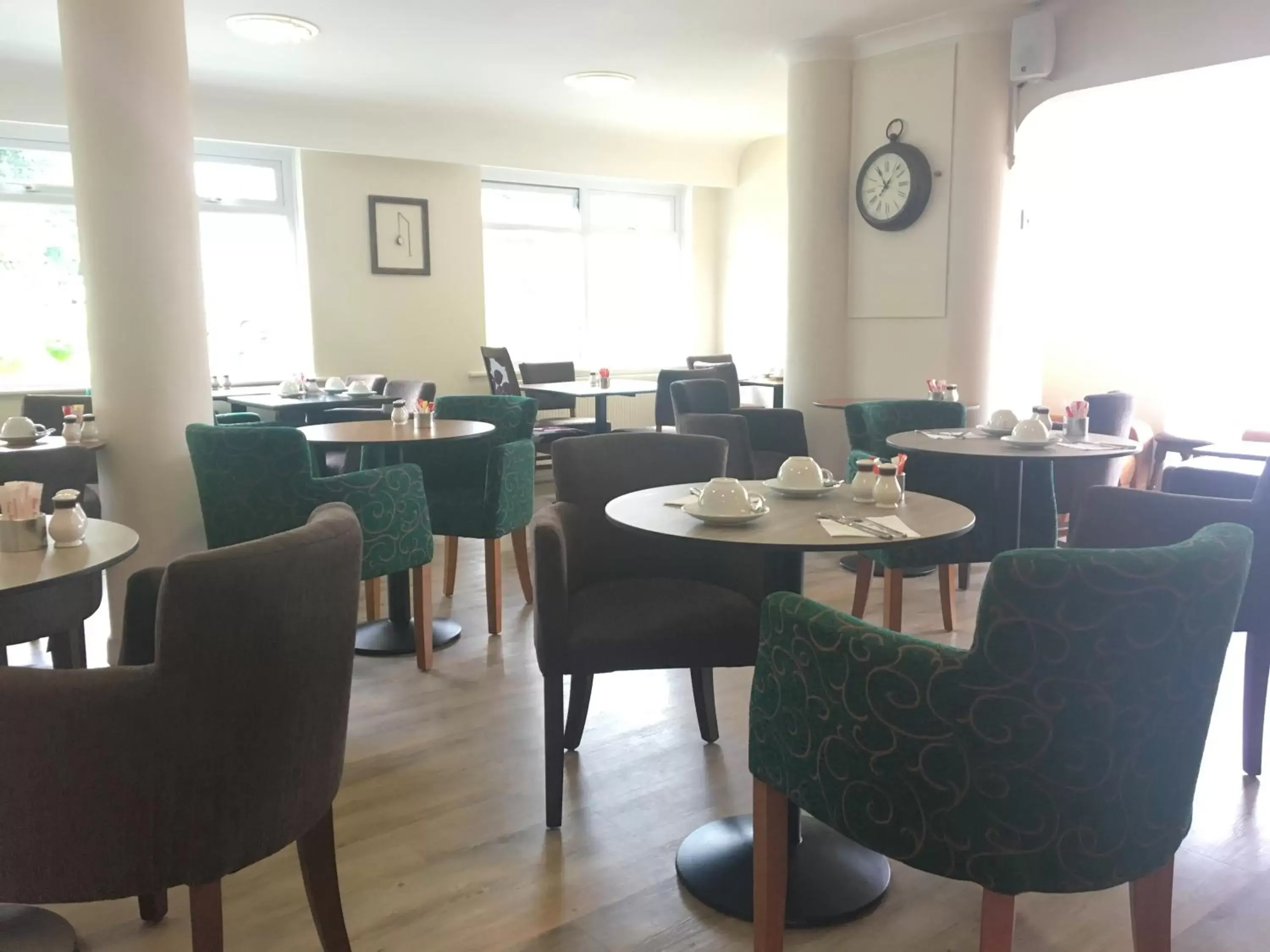 Coffee/tea facilities, Restaurant/Places to Eat in Penny Farthing Hotel & Cottages