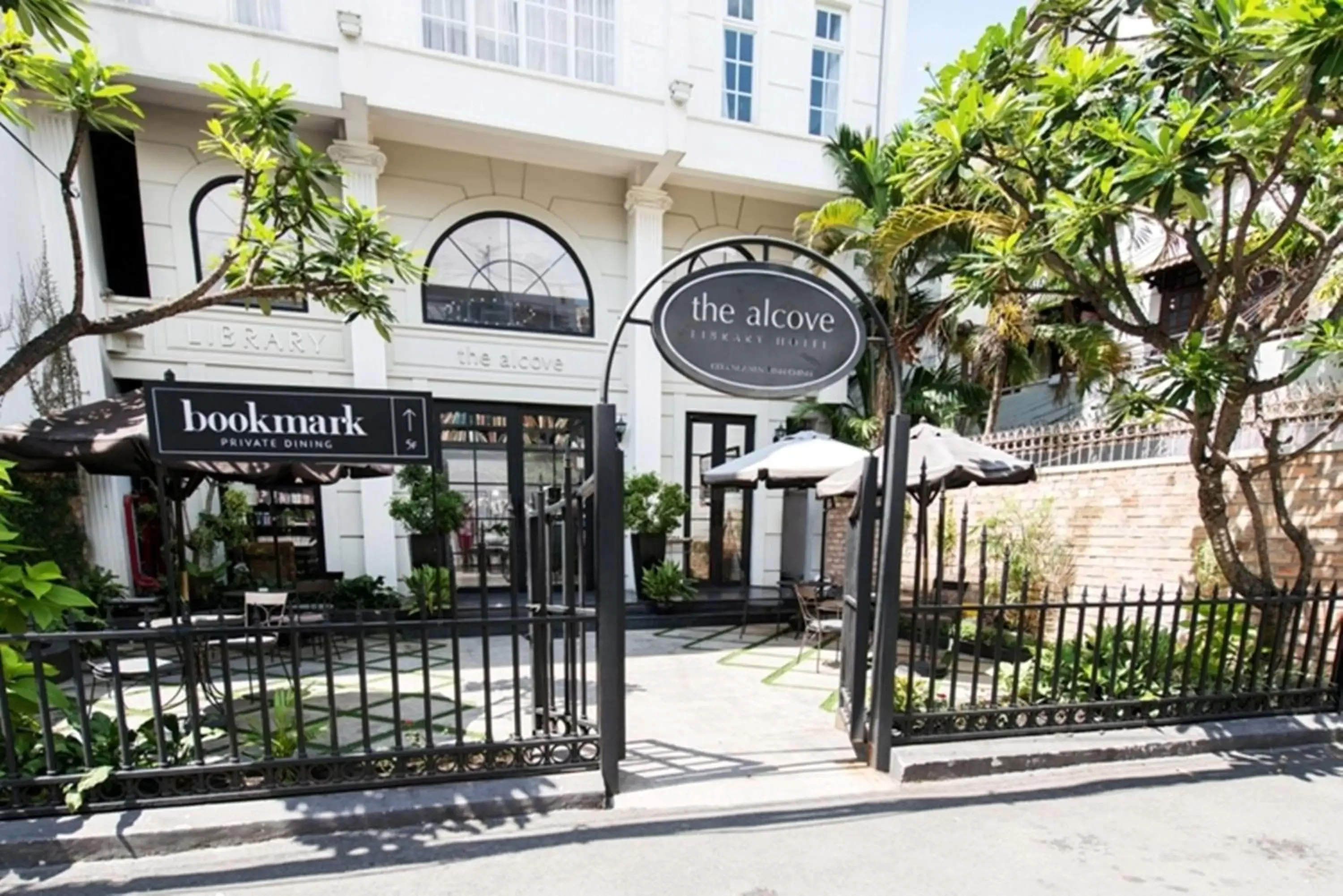 Facade/entrance in The Alcove Library Hotel