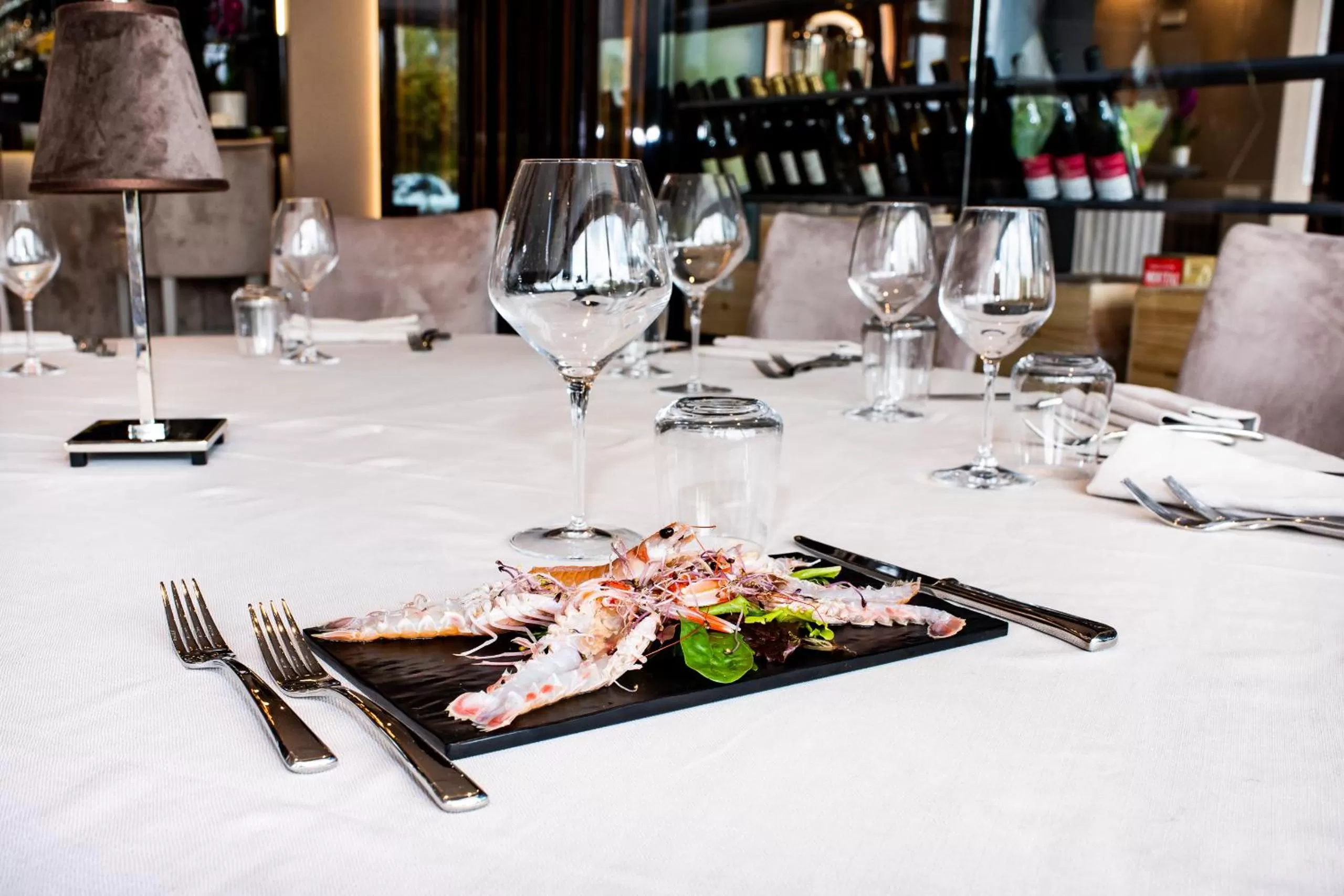 Restaurant/places to eat in M2 Hotel