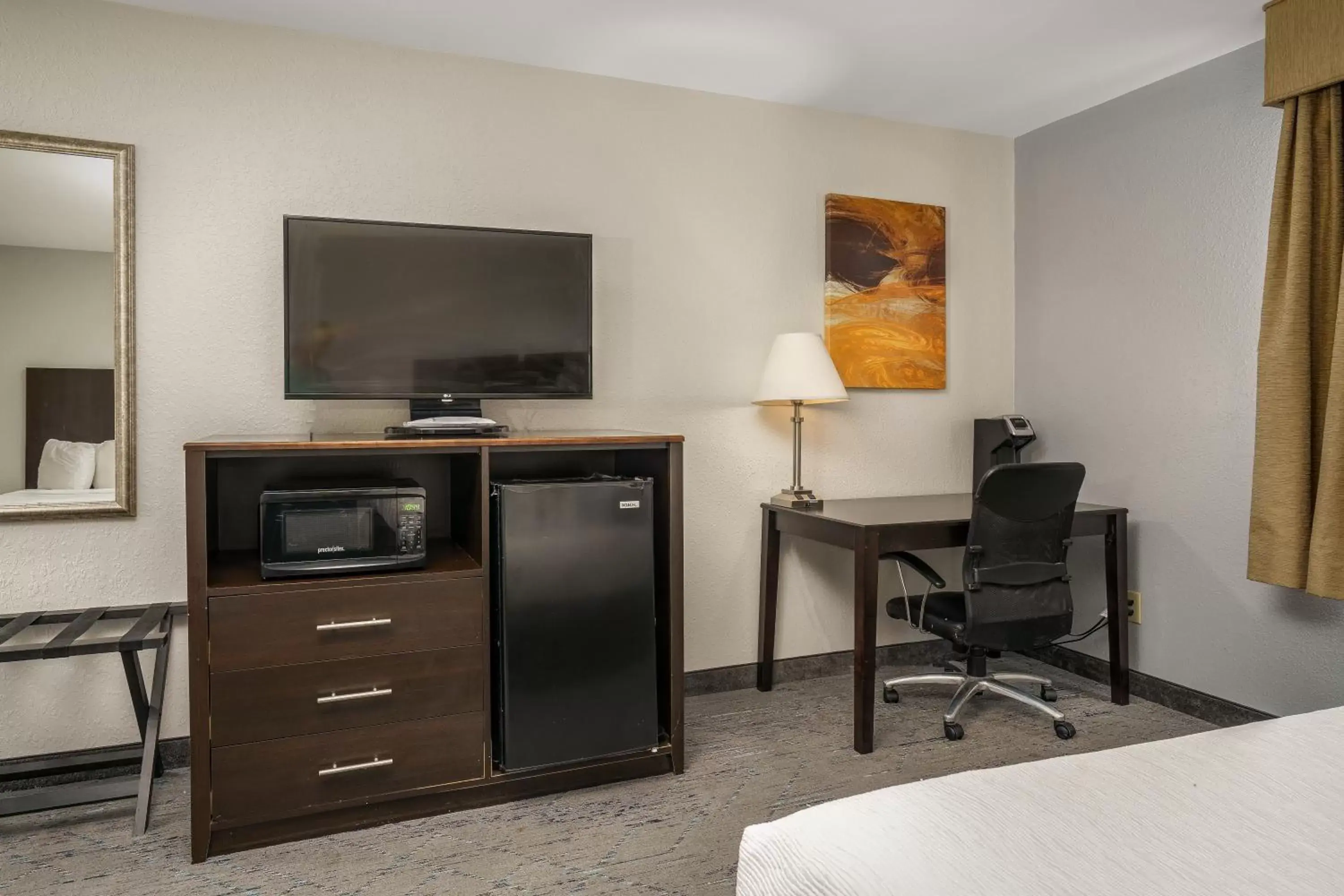 Photo of the whole room, TV/Entertainment Center in Best Western Plus Silvercreek Inn