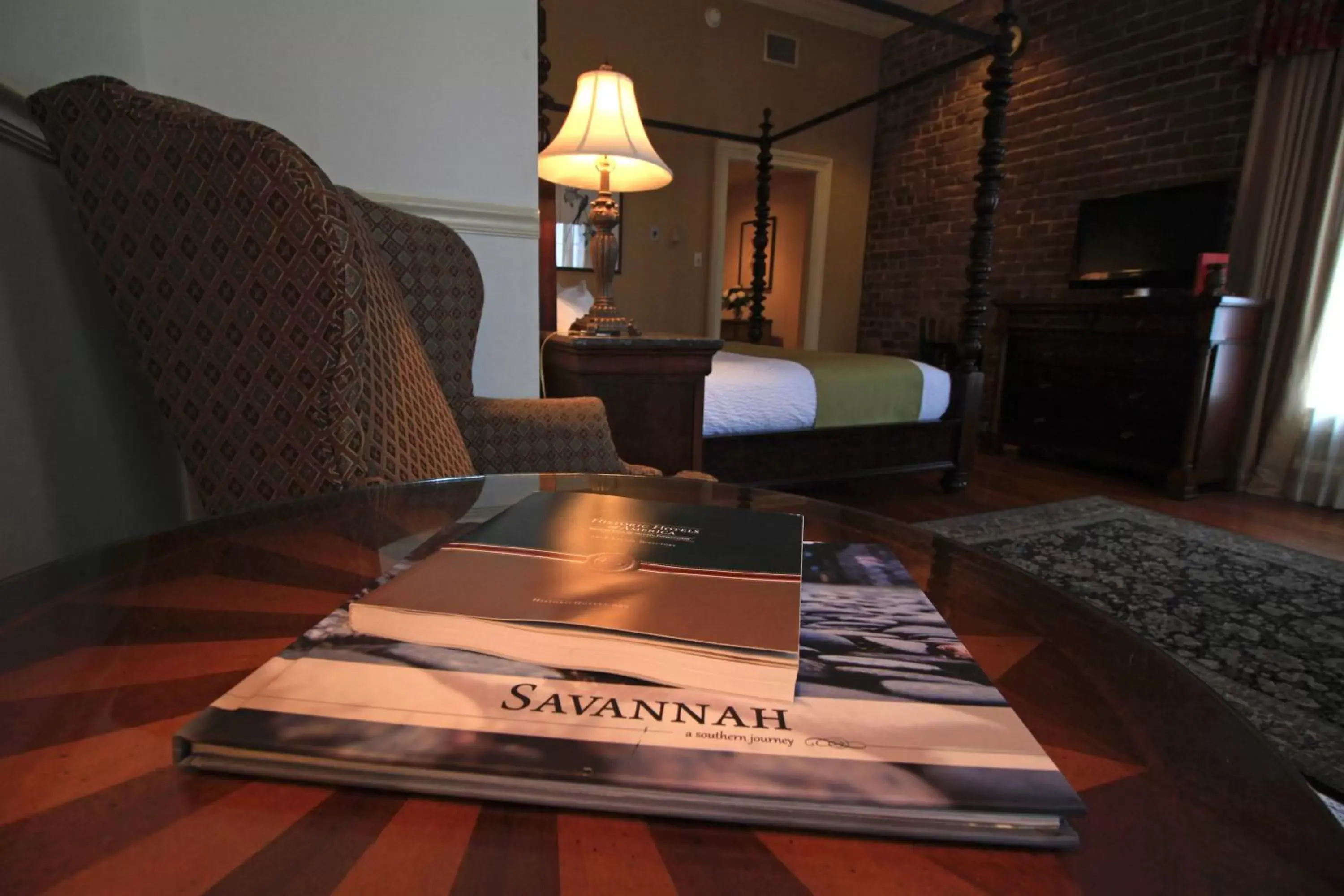 Bed, Seating Area in River Street Inn