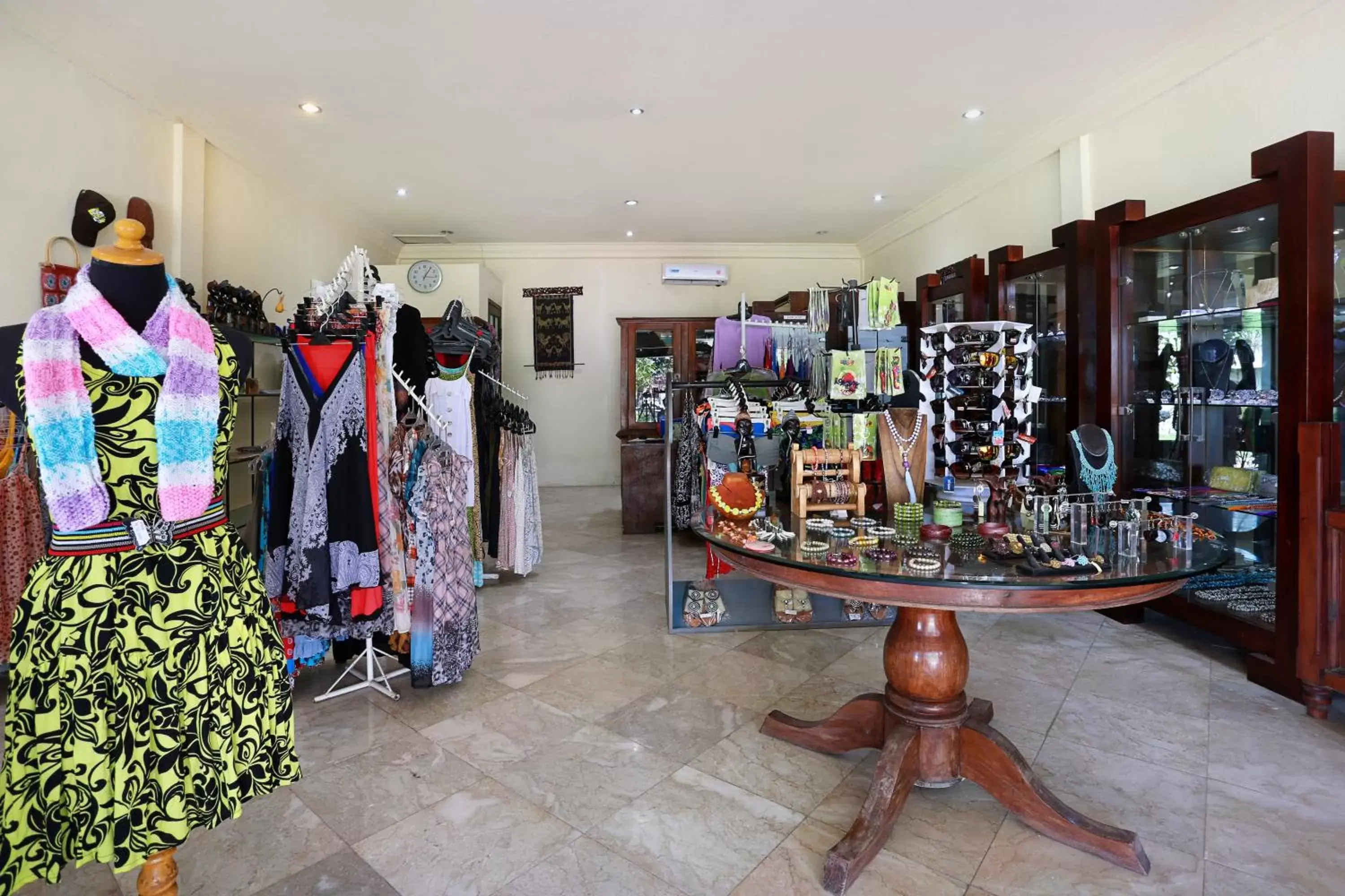 On-site shops in Vila Ombak