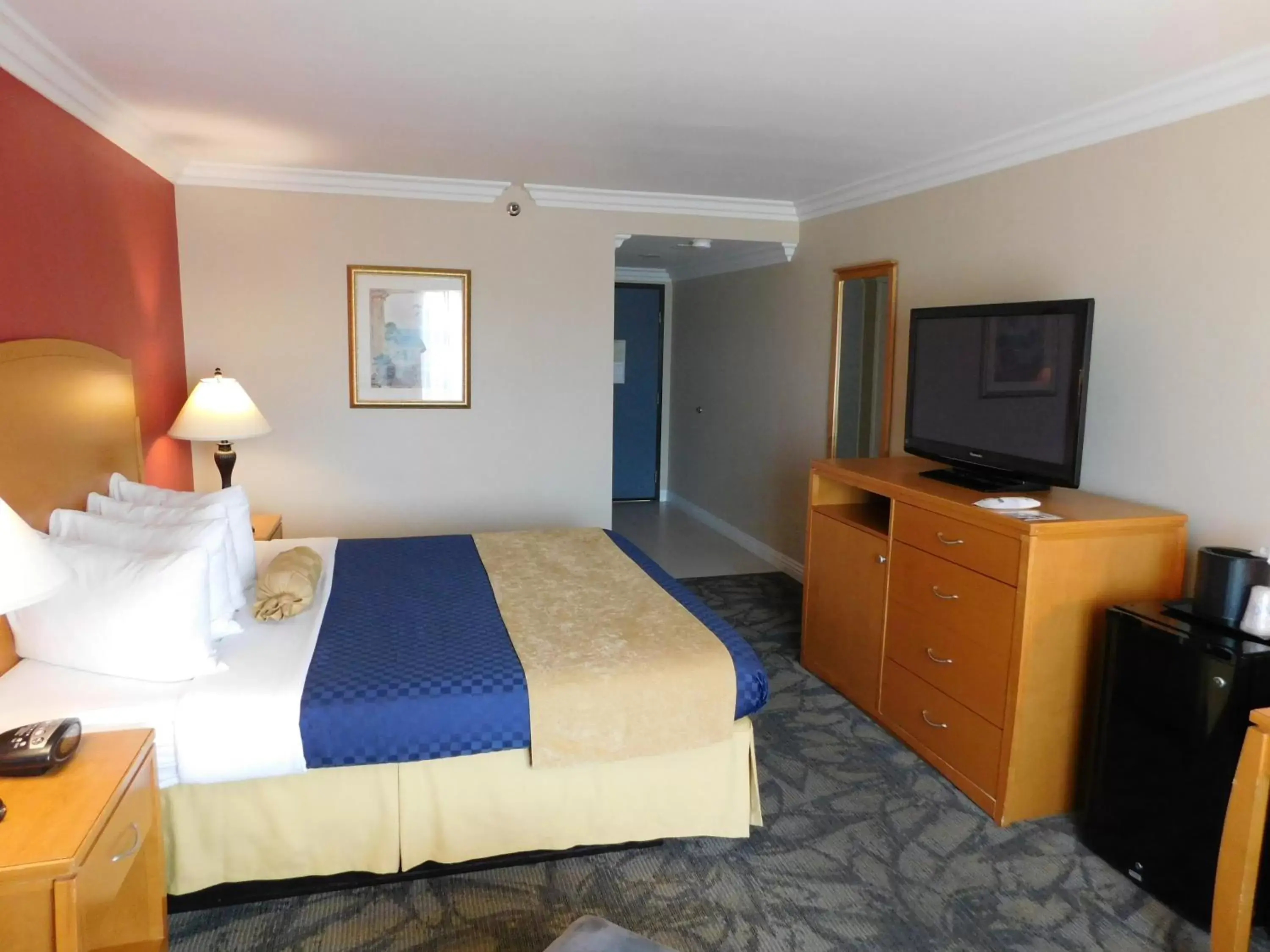 King Room with Walk-In Shower - Disability Access/Non-Smoking in Best Western Plus - Anaheim Orange County Hotel