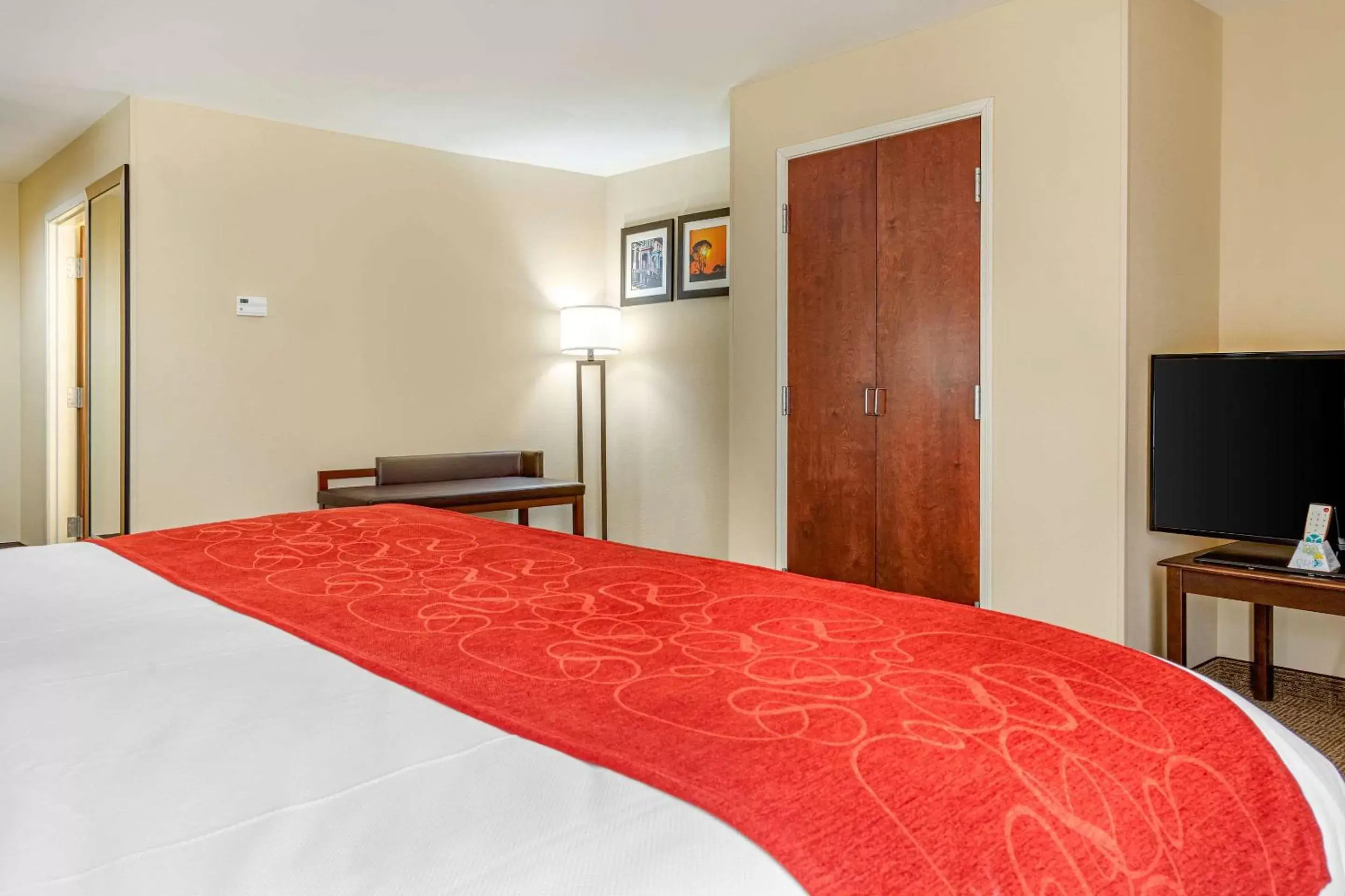 Photo of the whole room, Bed in Comfort Suites Savannah Gateway I-95