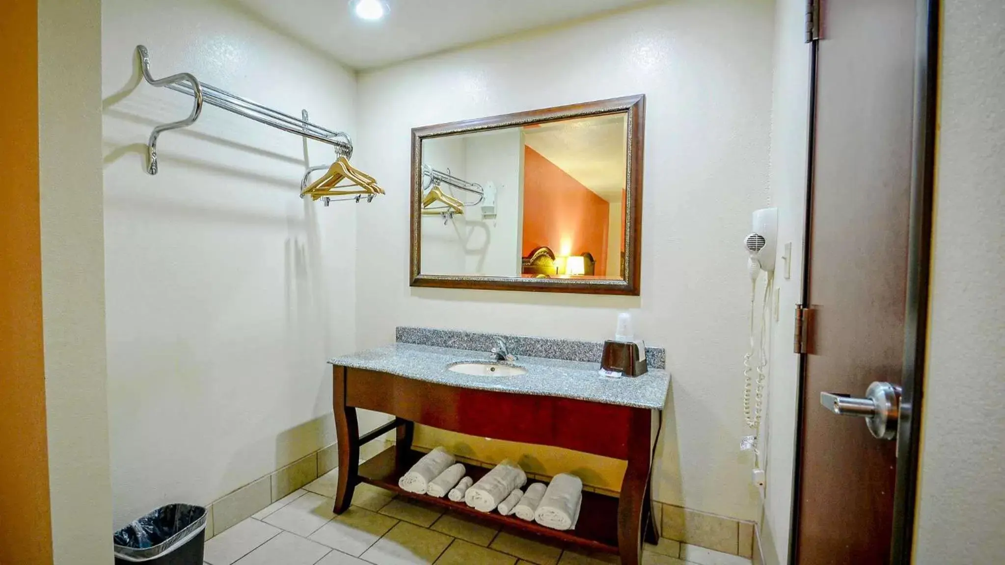 Bedroom, Bathroom in Motel 6-Atoka, OK