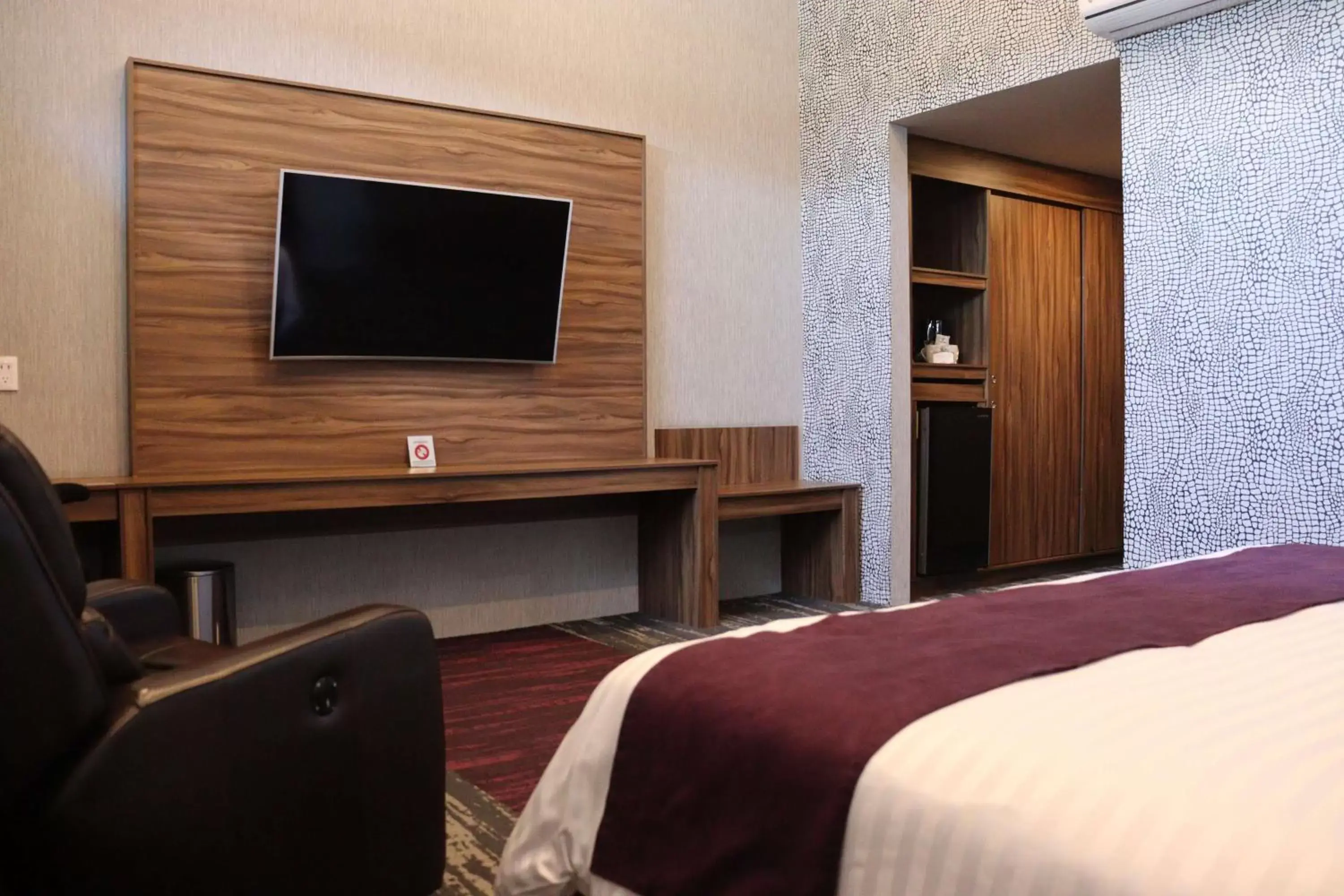 Bed, TV/Entertainment Center in Wyndham Garden Aguascalientes Hotel & Casino