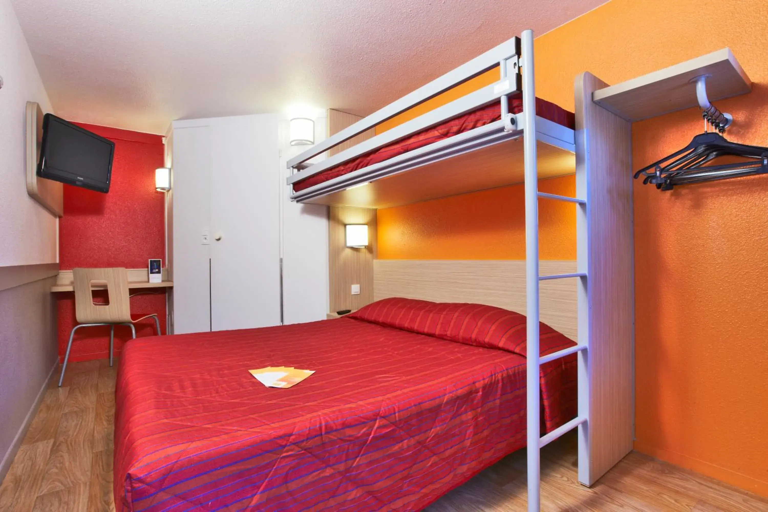 Photo of the whole room, Bed in Premiere Classe Lille Nord - Tourcoing