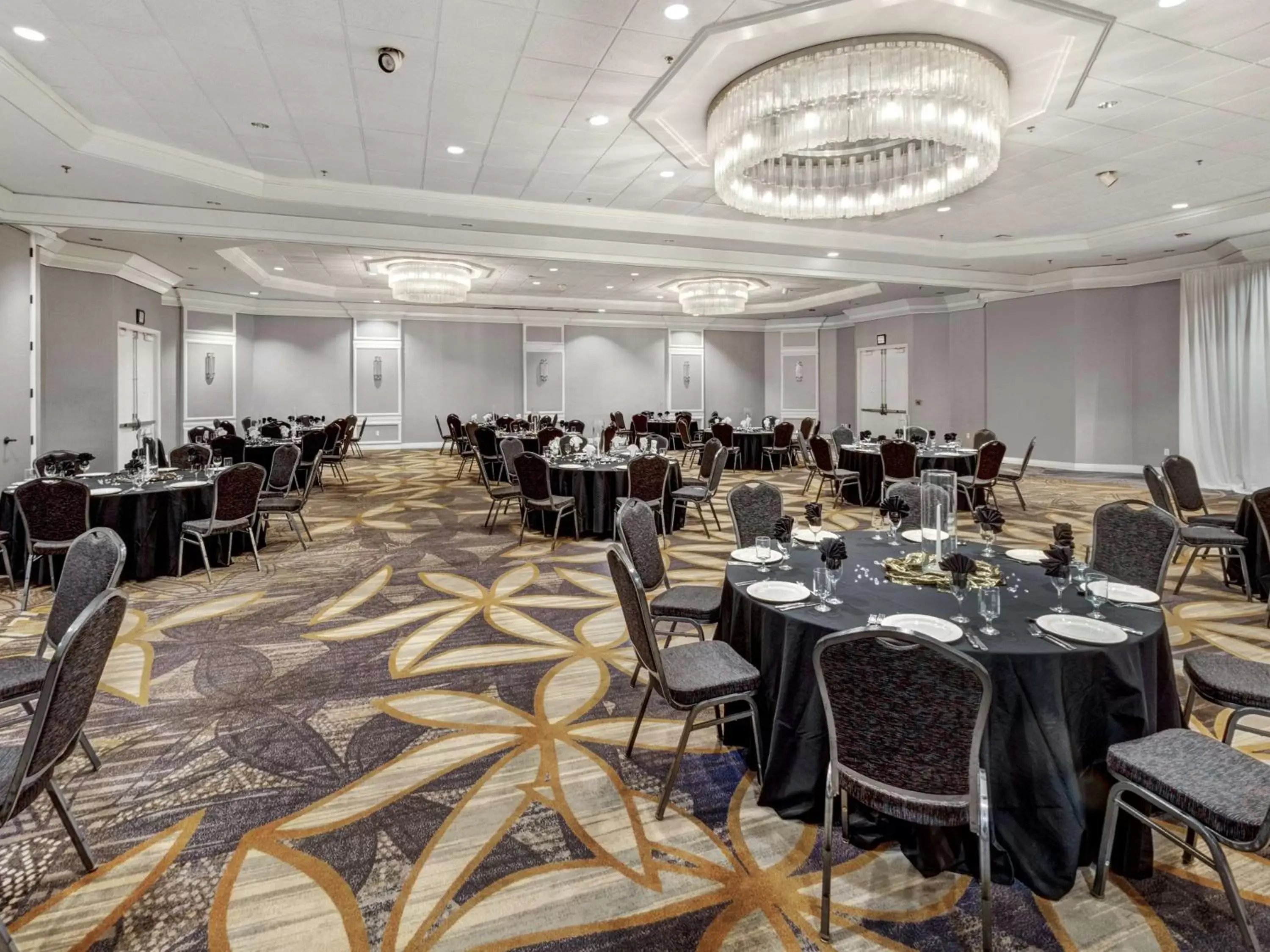 Meeting/conference room, Restaurant/Places to Eat in DoubleTree by Hilton Wichita Airport