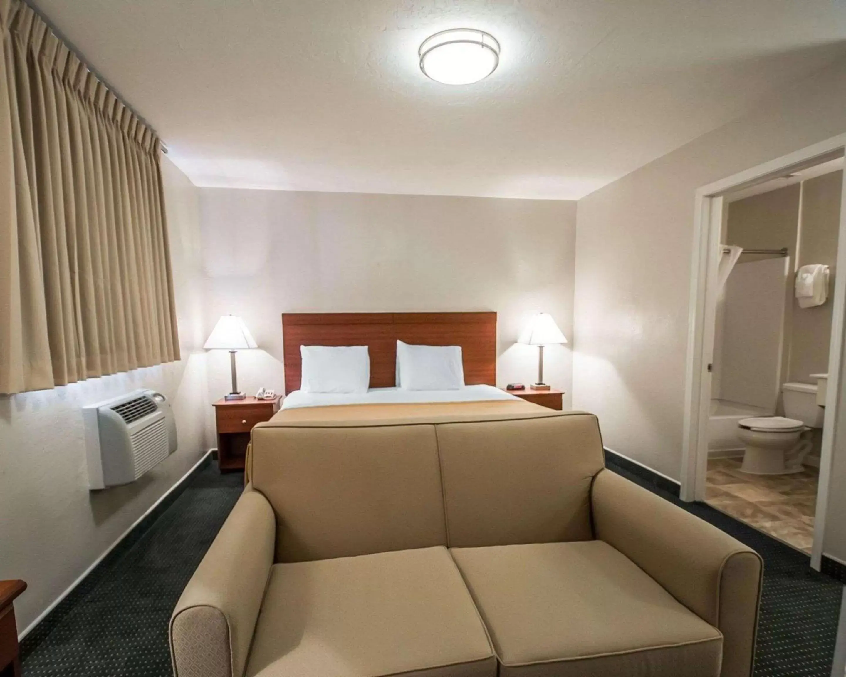 Photo of the whole room, Bed in Suburban Studios Melbourne Airport