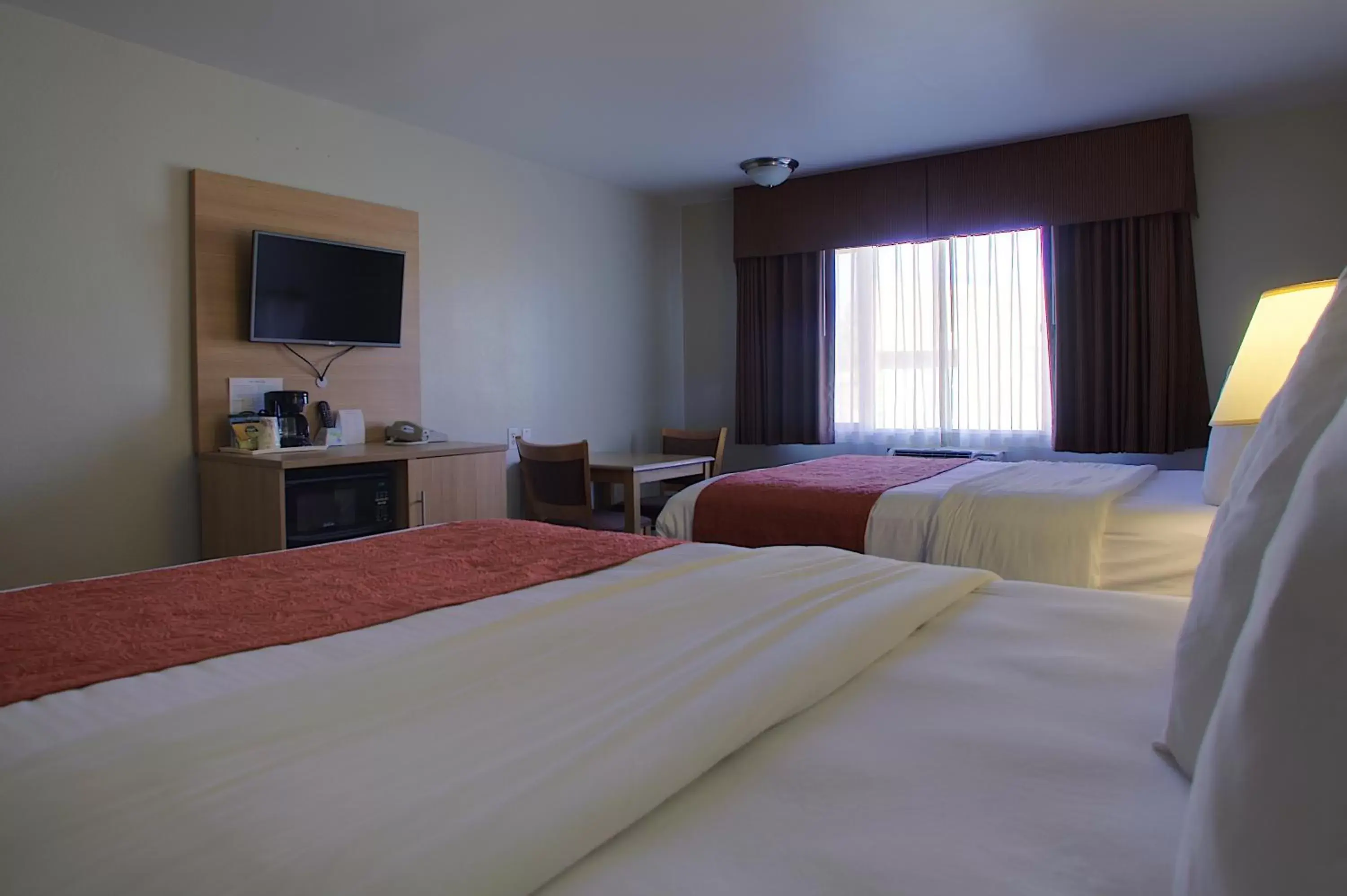 Photo of the whole room, Bed in Aladdin Inn and Suites