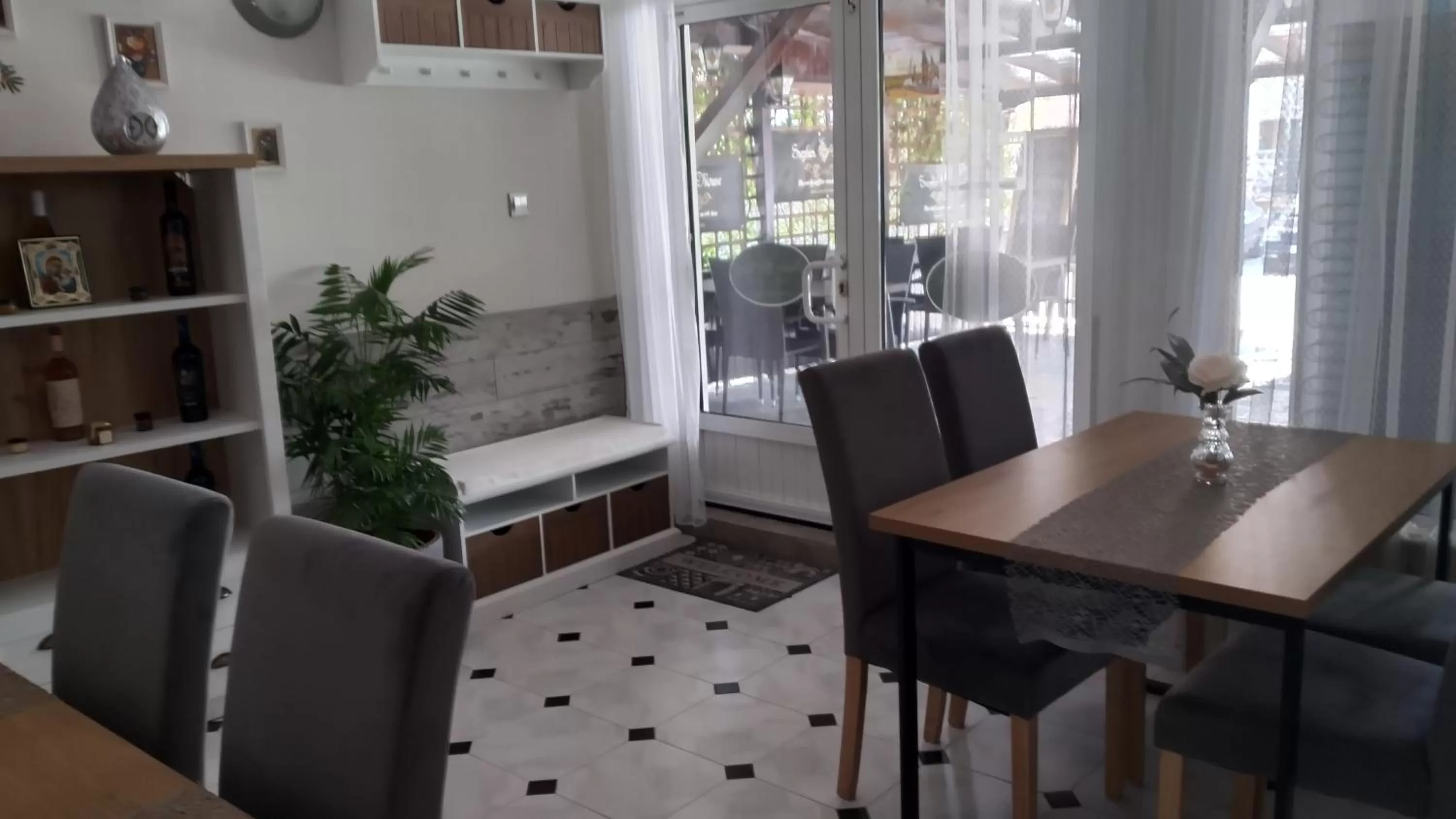 Restaurant/places to eat in Victoria Family Hotel