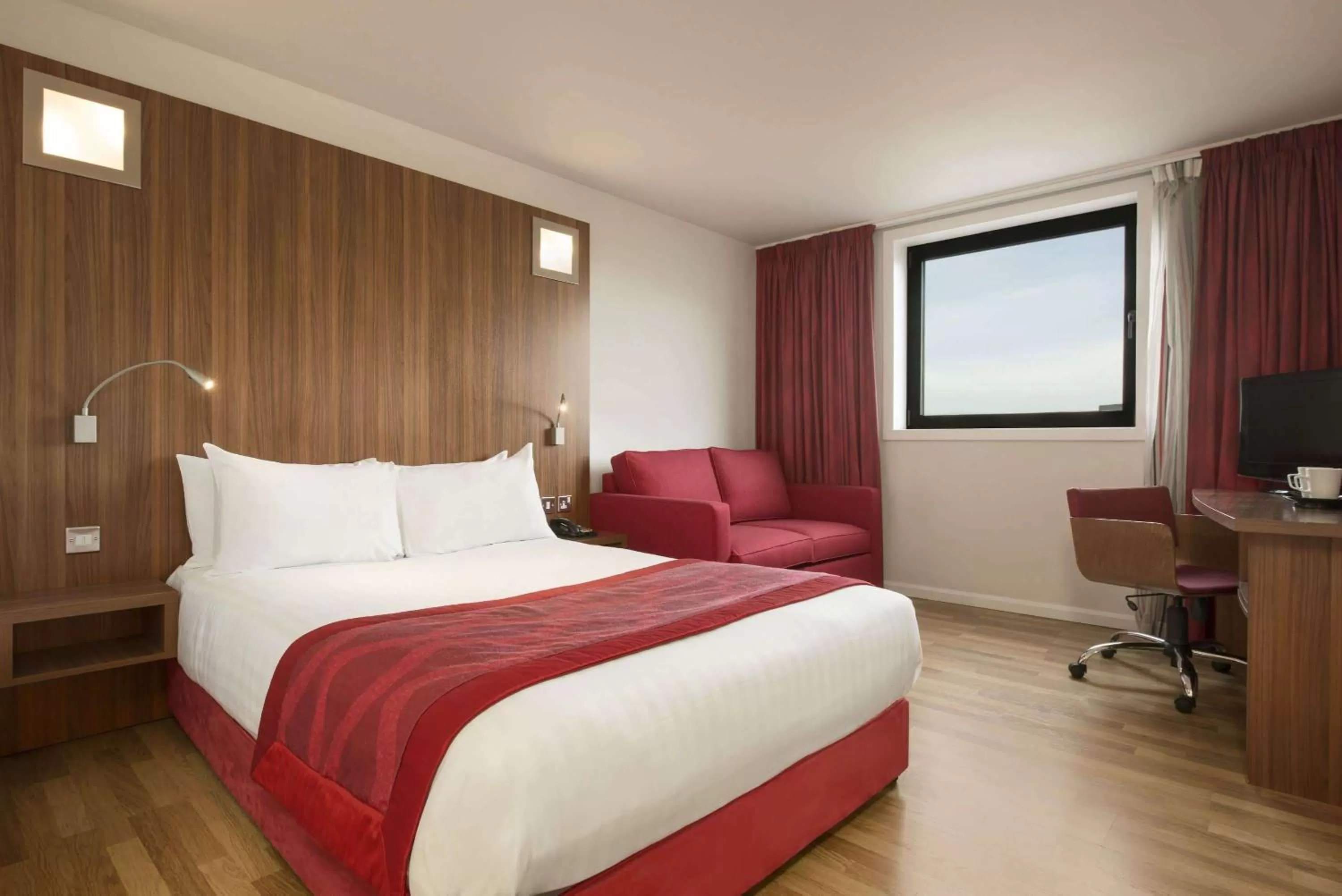 Photo of the whole room, Bed in Ramada Encore Newcastle-Gateshead