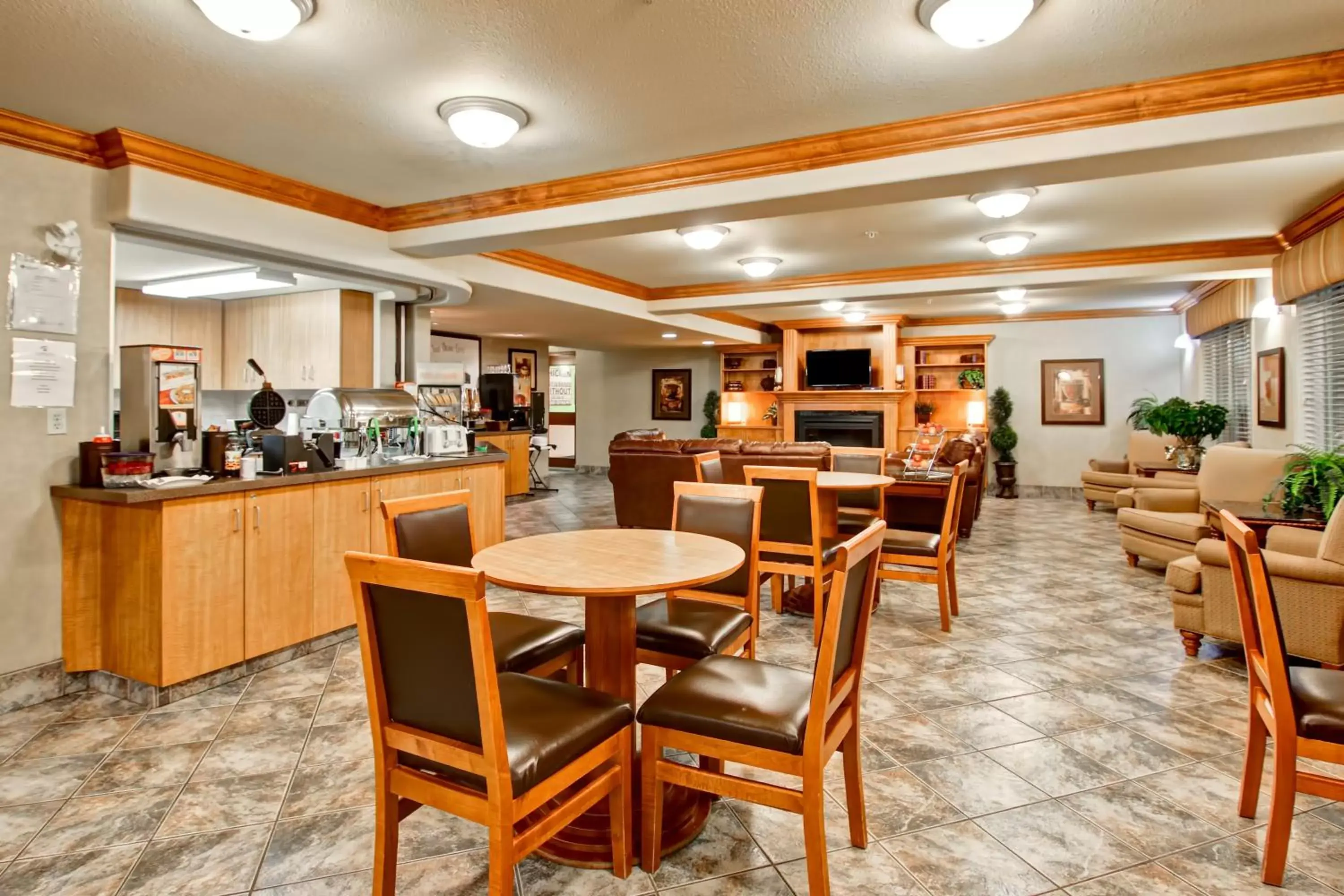 Coffee/tea facilities, Restaurant/Places to Eat in Ramada by Wyndham Ponoka