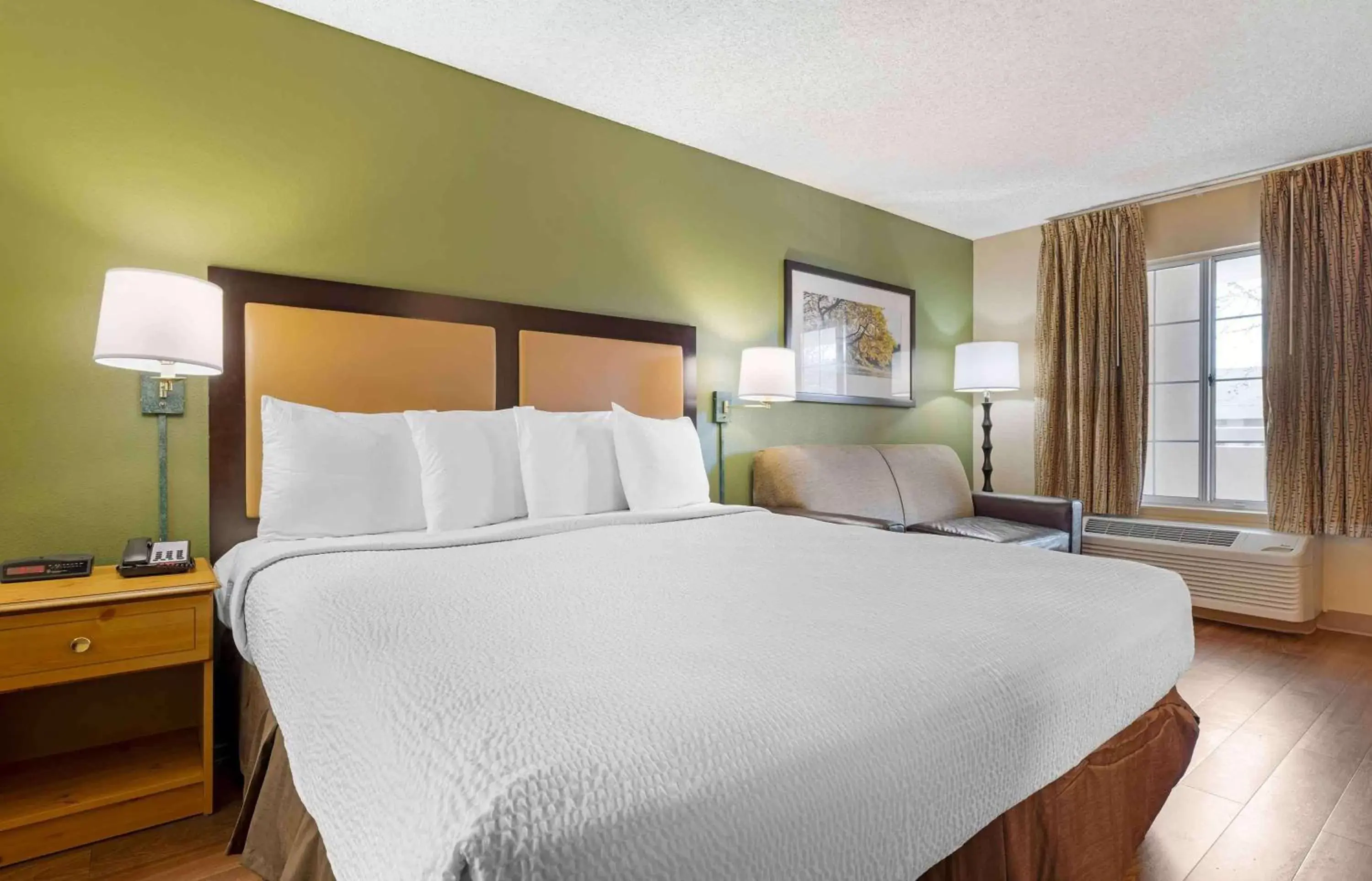 Bedroom, Bed in Extended Stay America Suites - San Diego - Fashion Valley