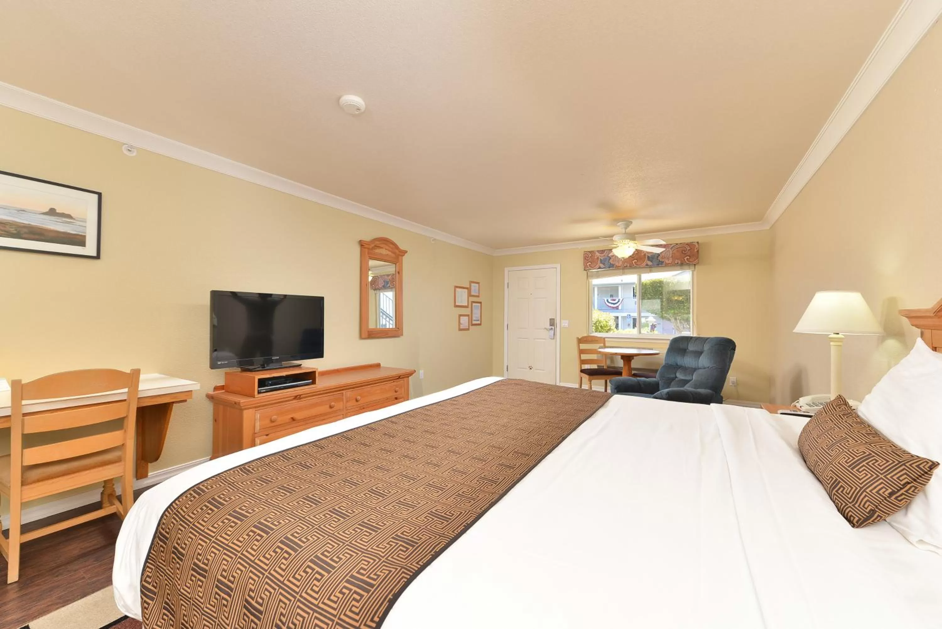 Bed in Cayucos Beach Inn