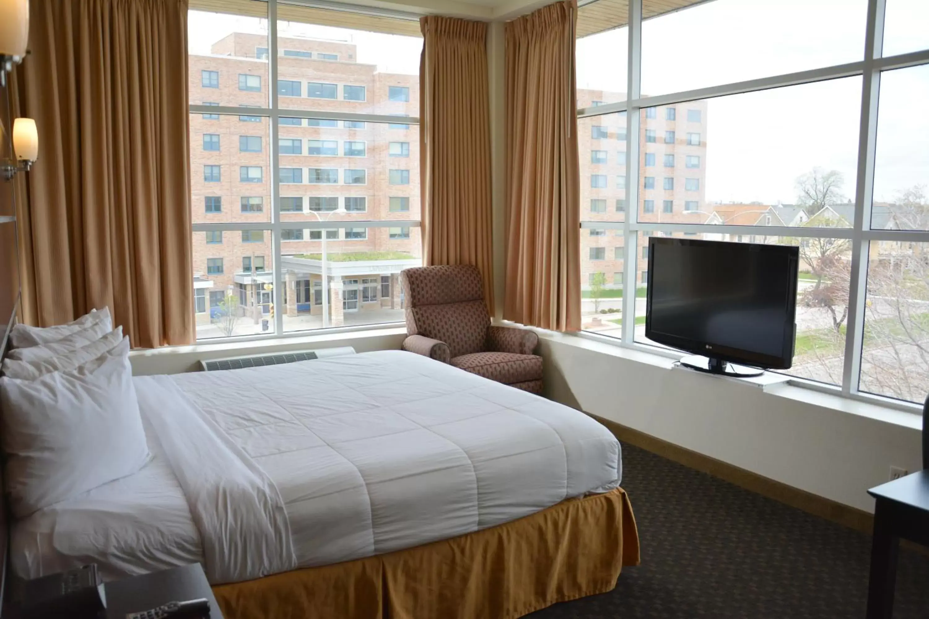 Deluxe One-Bedroom King Suite - Non-Smoking in Days Inn & Suites by Wyndham Milwaukee